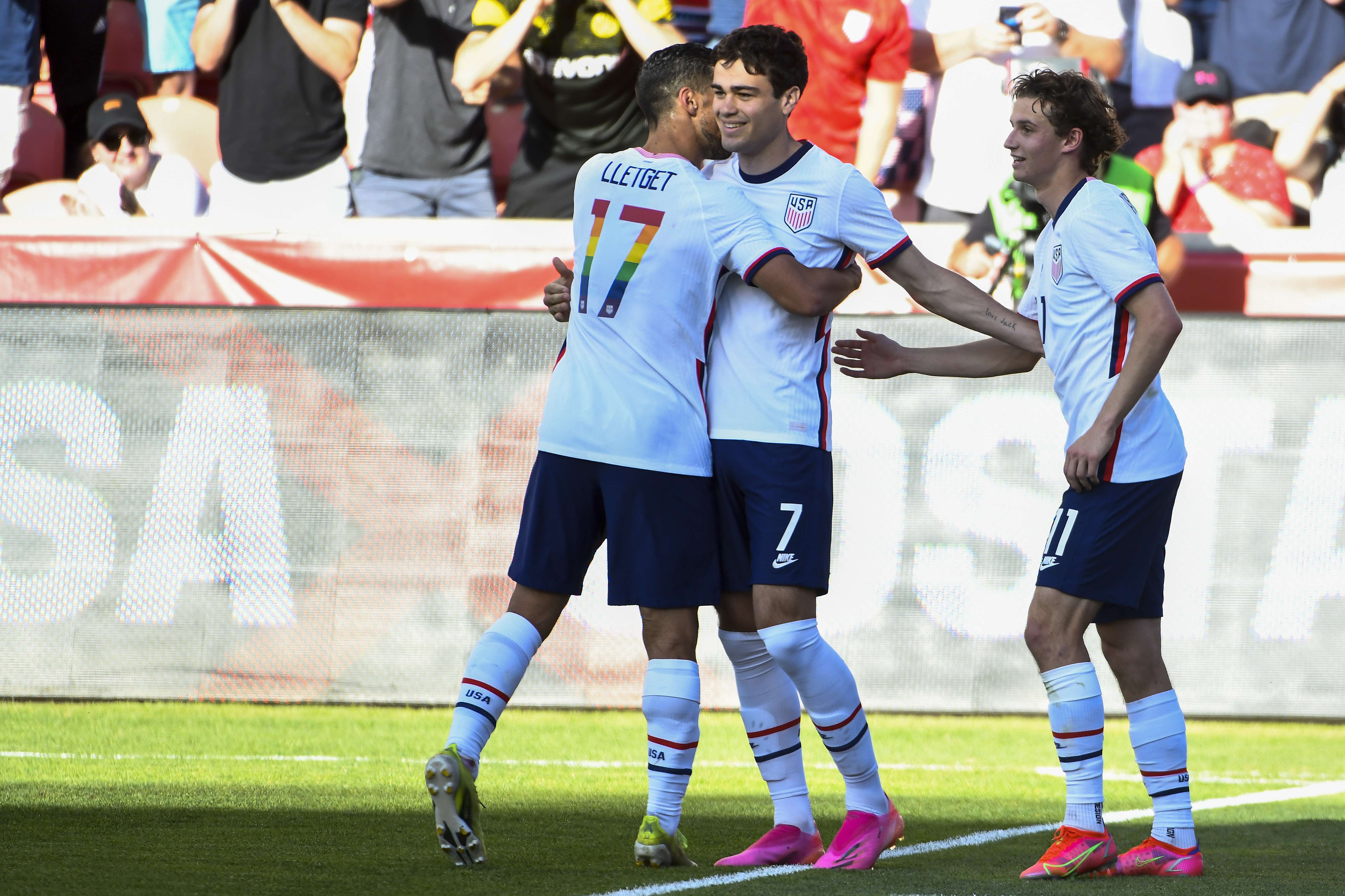 Pemain timnas AS Gio Reyna (tengah) melakukan selebrasi usai menjebol gawang timnas Kosta Rika di laga persahabatan menjelang Piala Emas.