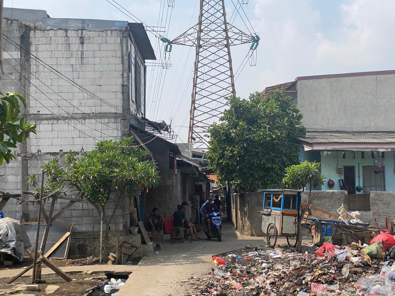 Warga RT 01 RW 04, Semper Barat, Cilincing, Jakarta Utara tetap beraktivitas seperti biasa meski diberlakukan mikro Lockdown. 