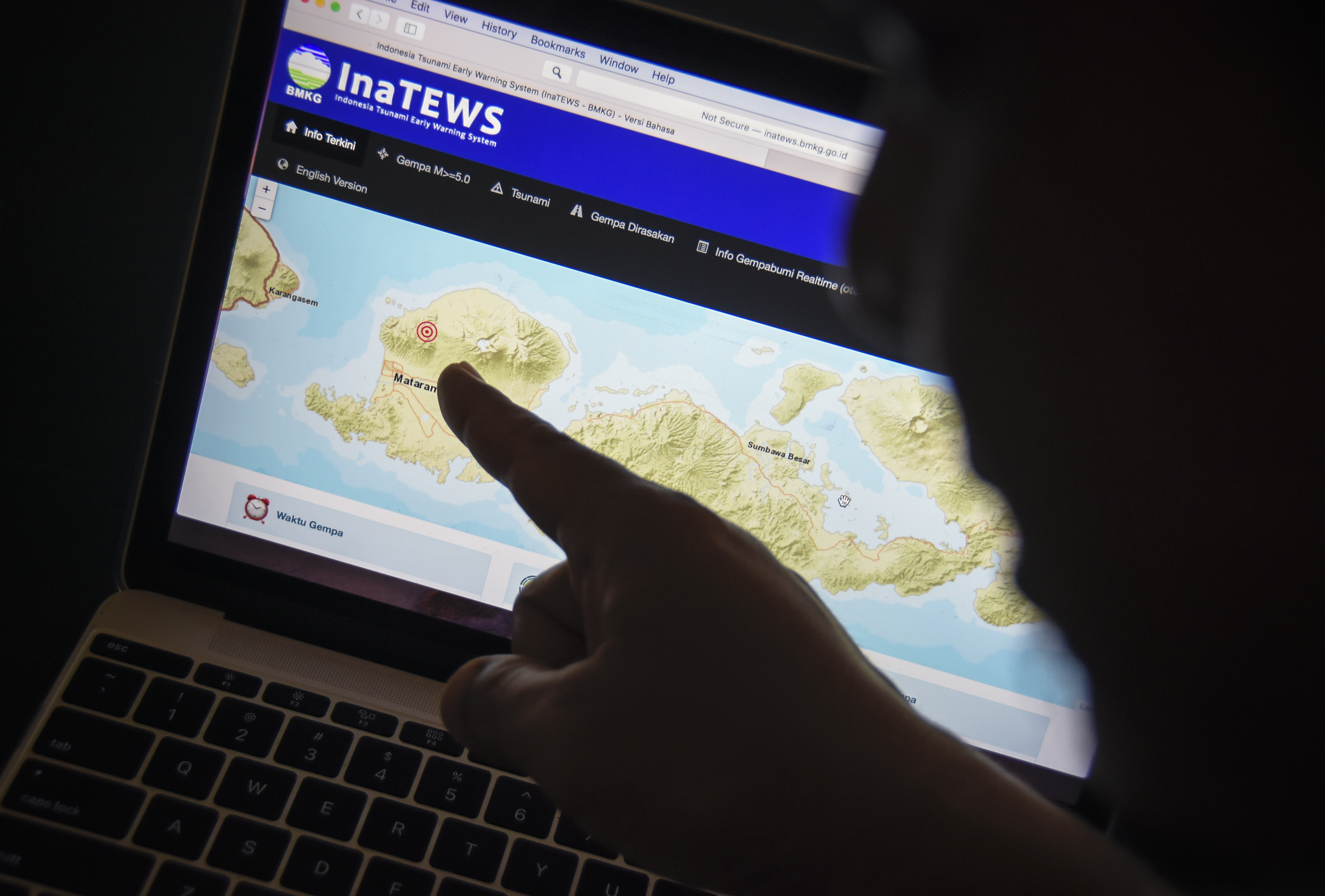 : Seorang pria mengakses informasi aktivitas kegempaan melalui situs bmkg.go.id di Mataram, Nusa Tenggara Barat (NTB), Rabu (9/6/2021)