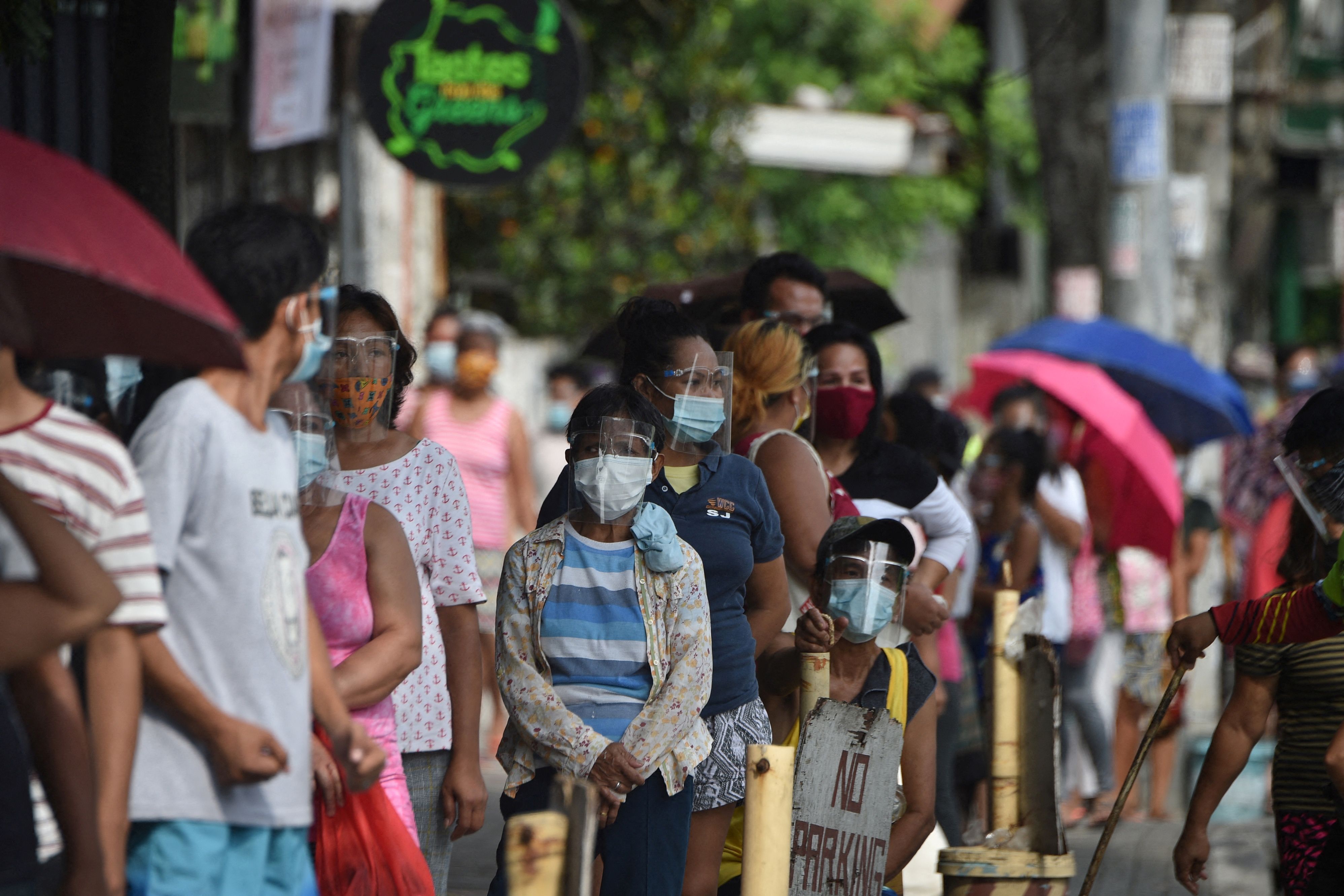 Warga mengantre untuk mendapatkan paket makanan gratis di Manila, Filipina.