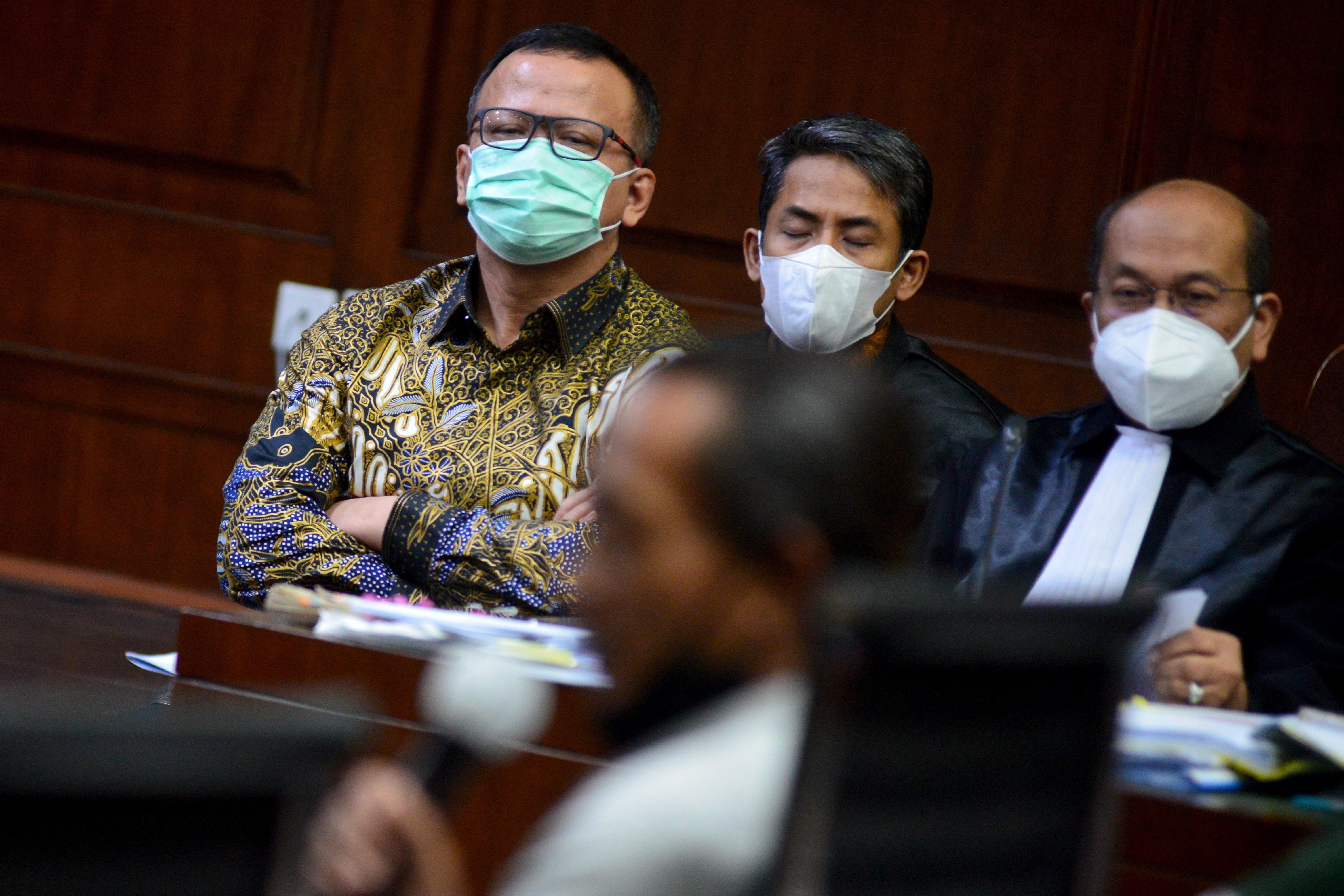 Mantan Menteri Kelautan dan Perikanan Edhy Prabowo (batik) memerhatikan keterangan saksi saat sidang di Pengadilan Tipikor, Rabu (2/6).