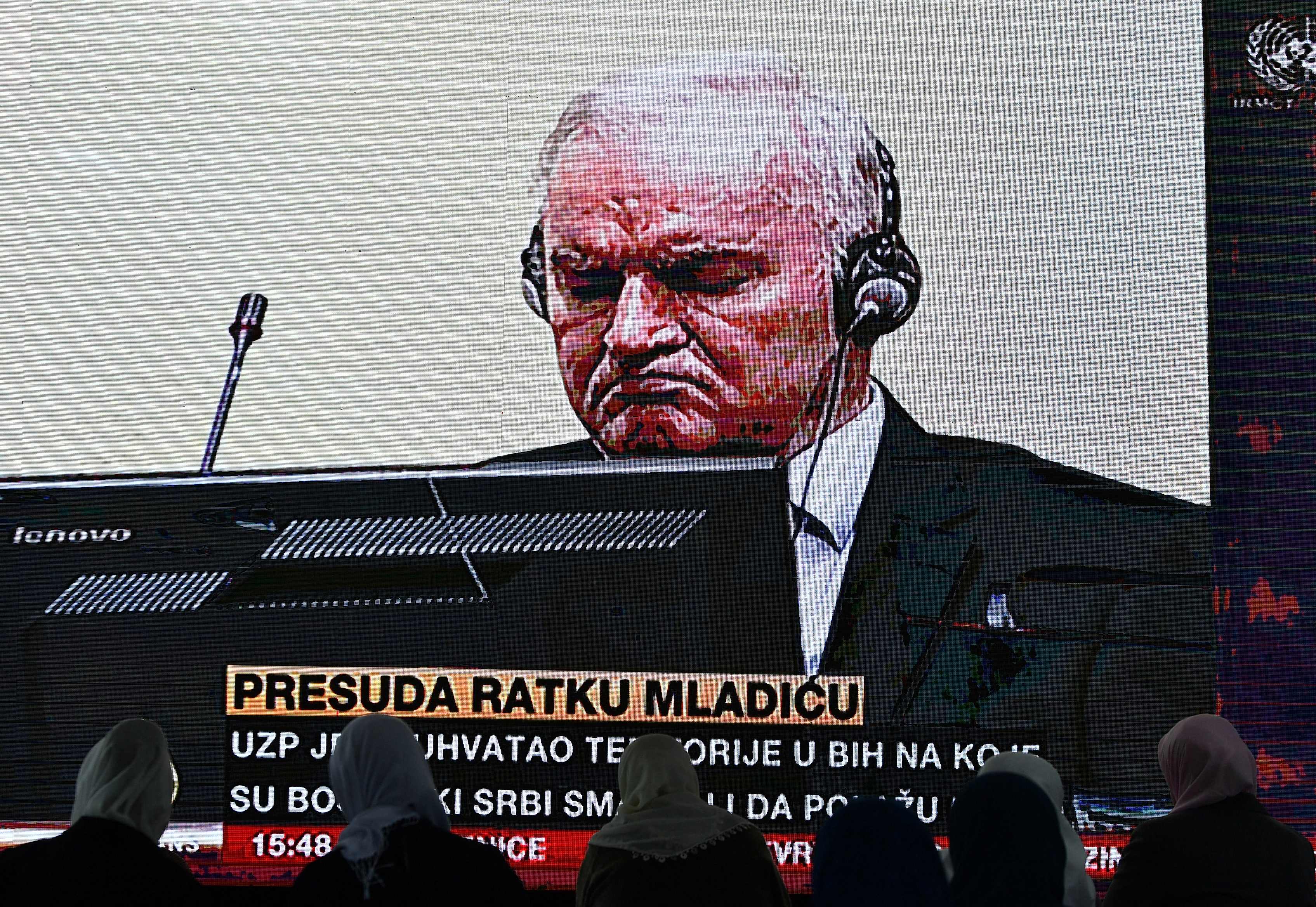 Mantan pemimpin militer Serbia Ratko Mladic terlihat di sebuah layar besar di Potocari, Srebrenica, Bosnia, saat hadir di pengadilan PBB.