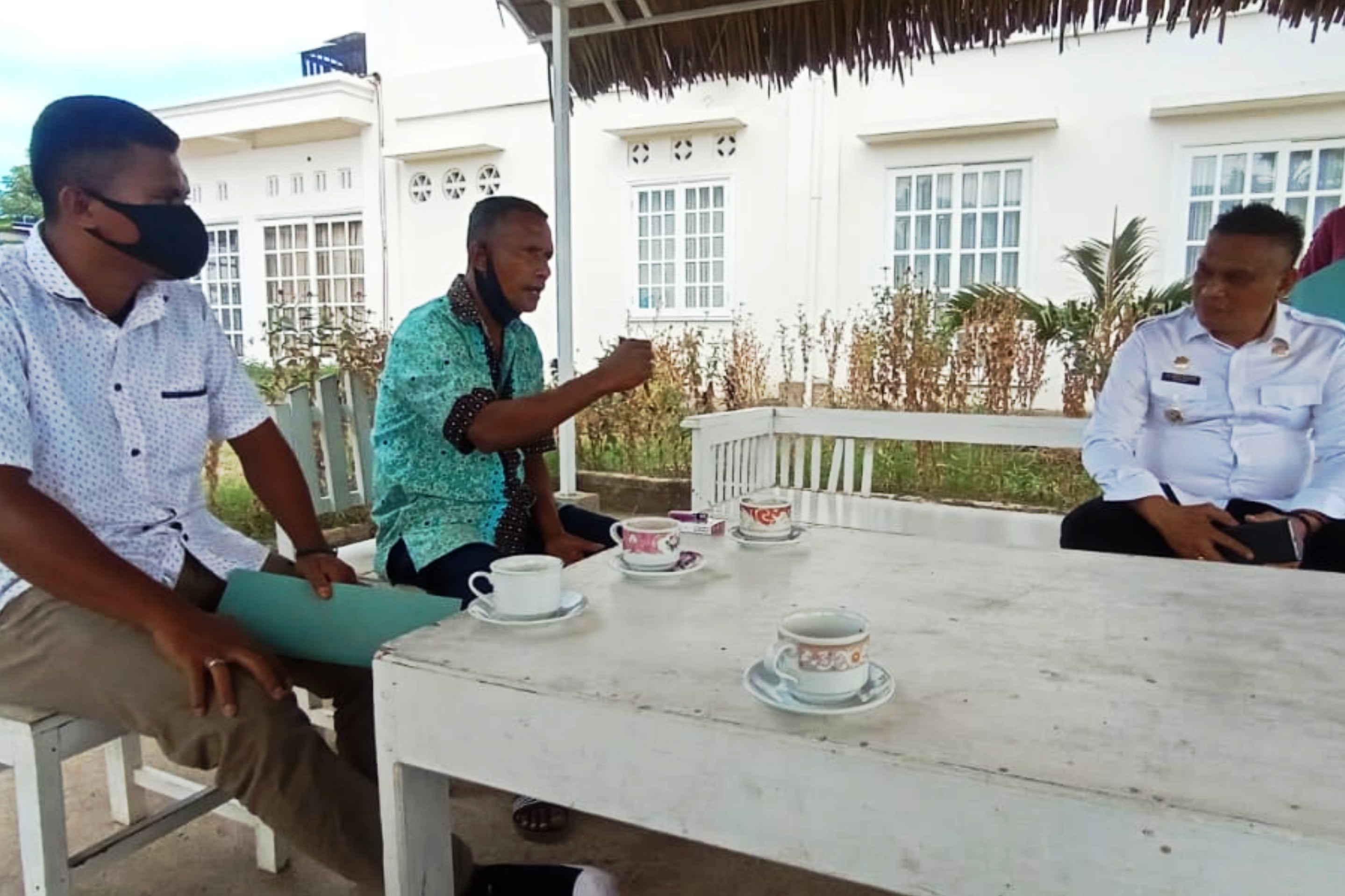 Warga mengadu di Bupati Sikka soal hasil rapid test antigen bermasalah. 