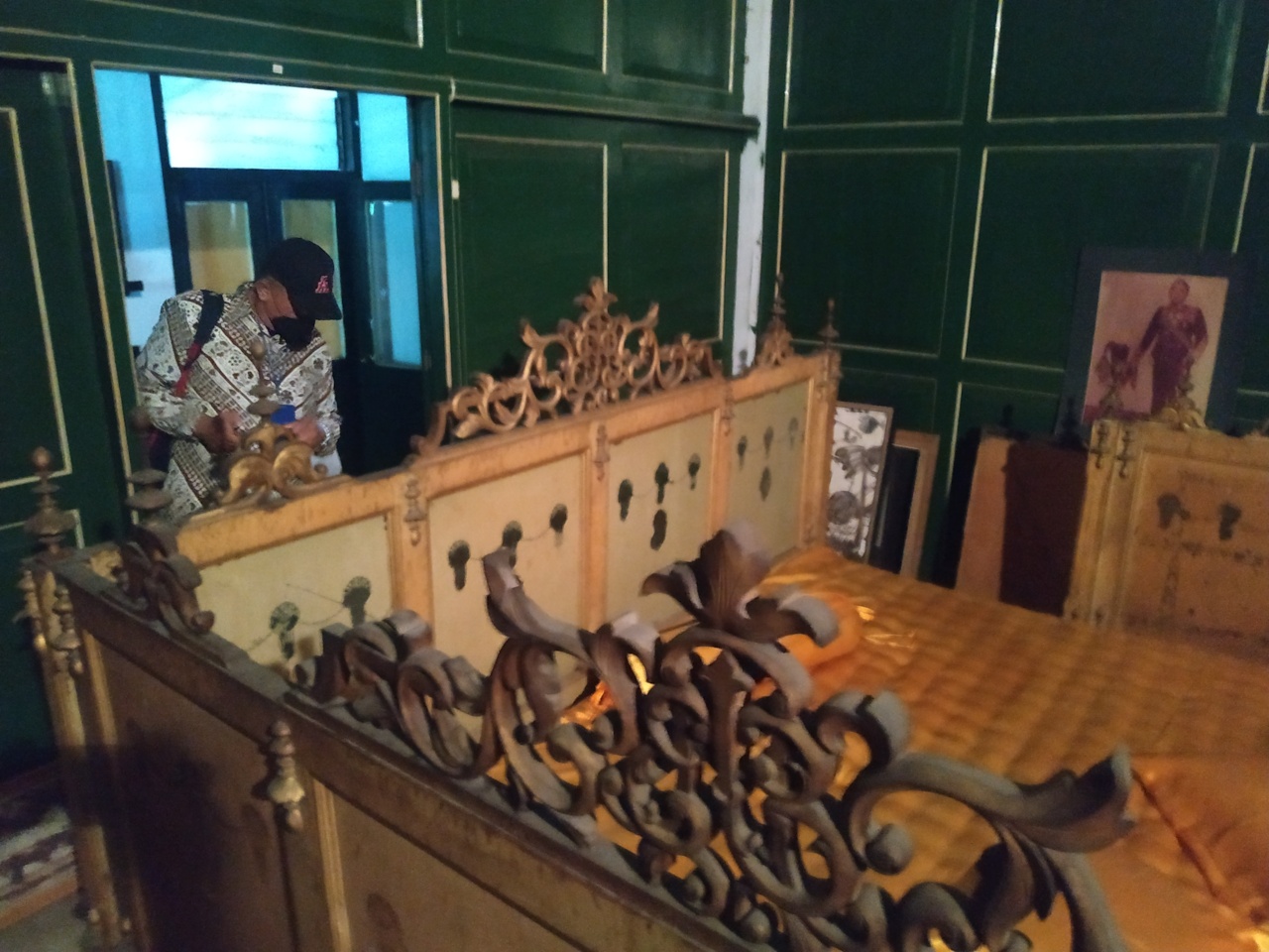 Tempat tidur menjadi tempat persalinan (pesarean tedeng) Sri Sultan HB IX yang kini menjadi koleksi anjungan DIY di TMII Jakarta. 