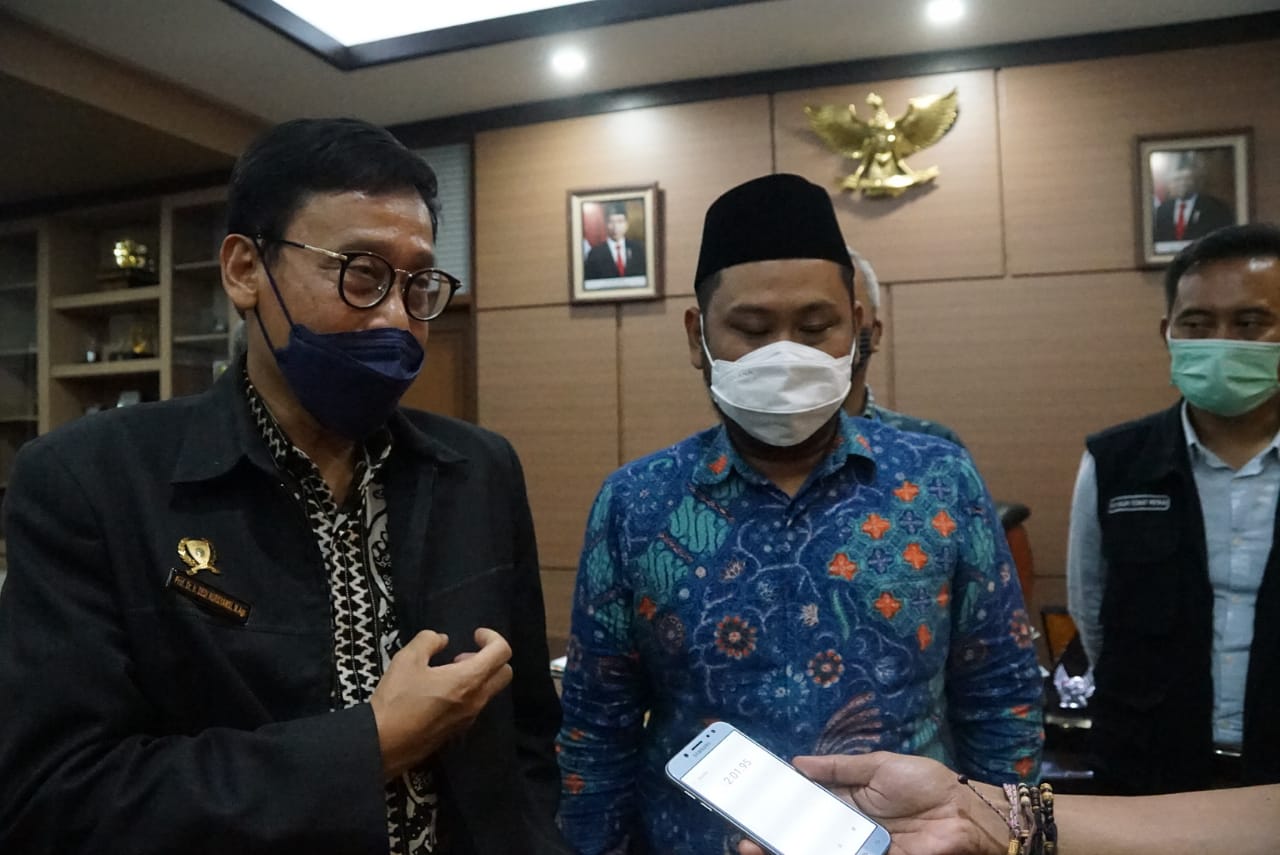 Kepala BPPSDMP Kementan, Dedi Nursyamsi (kiri) dan Bupati Gresik Fandi Akhmad Yani saat diwawancarai wartawan.