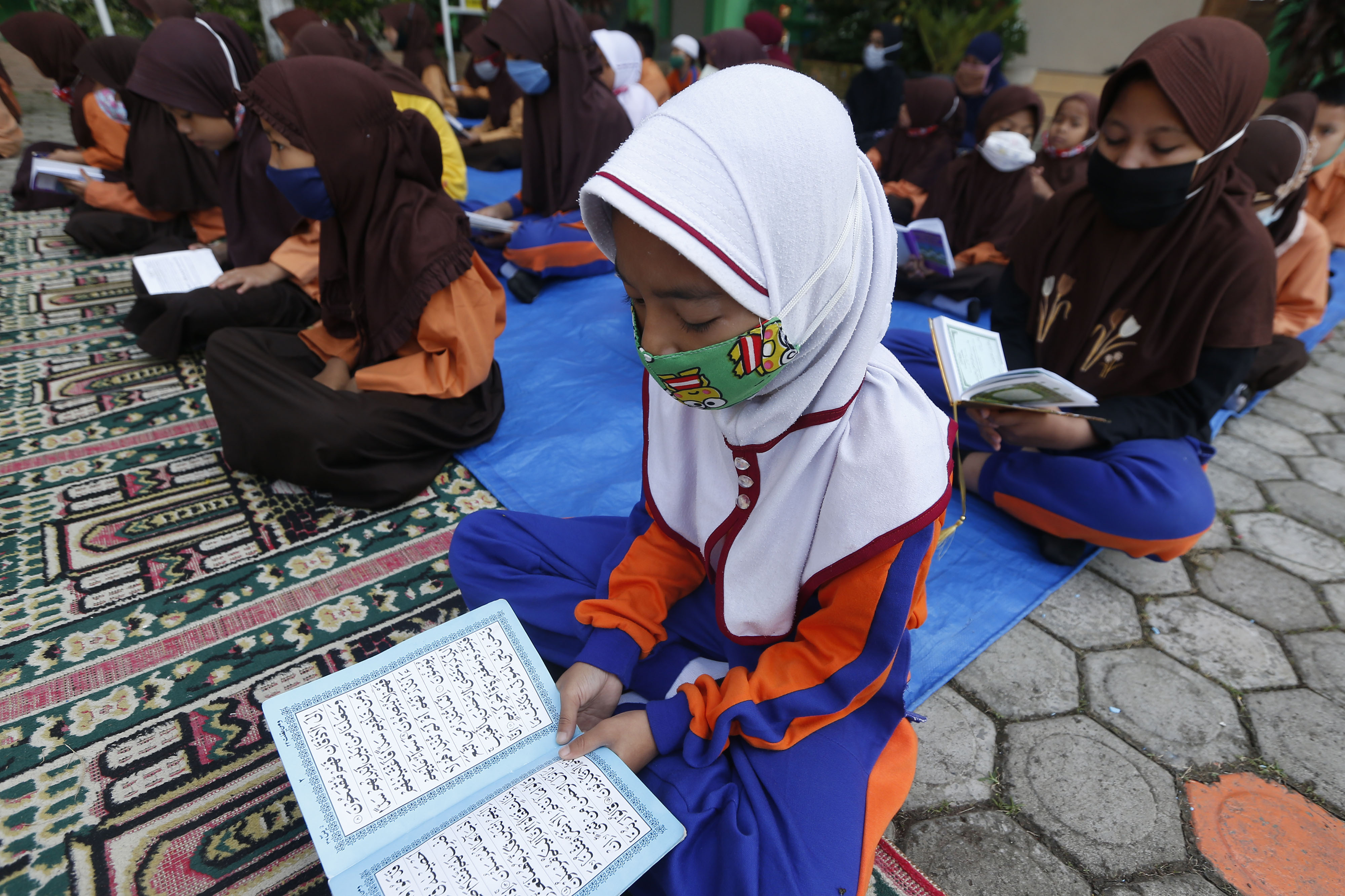 Ilustrasi pelajar sekolah mengenakan jilbab