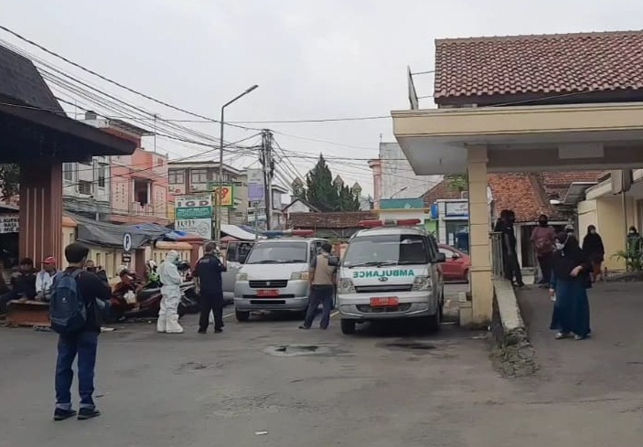 Ambulan yang membawa pasien Covid-19 mengantre di depan ruang Instalasi Gawat Darurat (IGD) RSUD dr Soekardjo Kota Tasikmalaya, Jawa Barat.