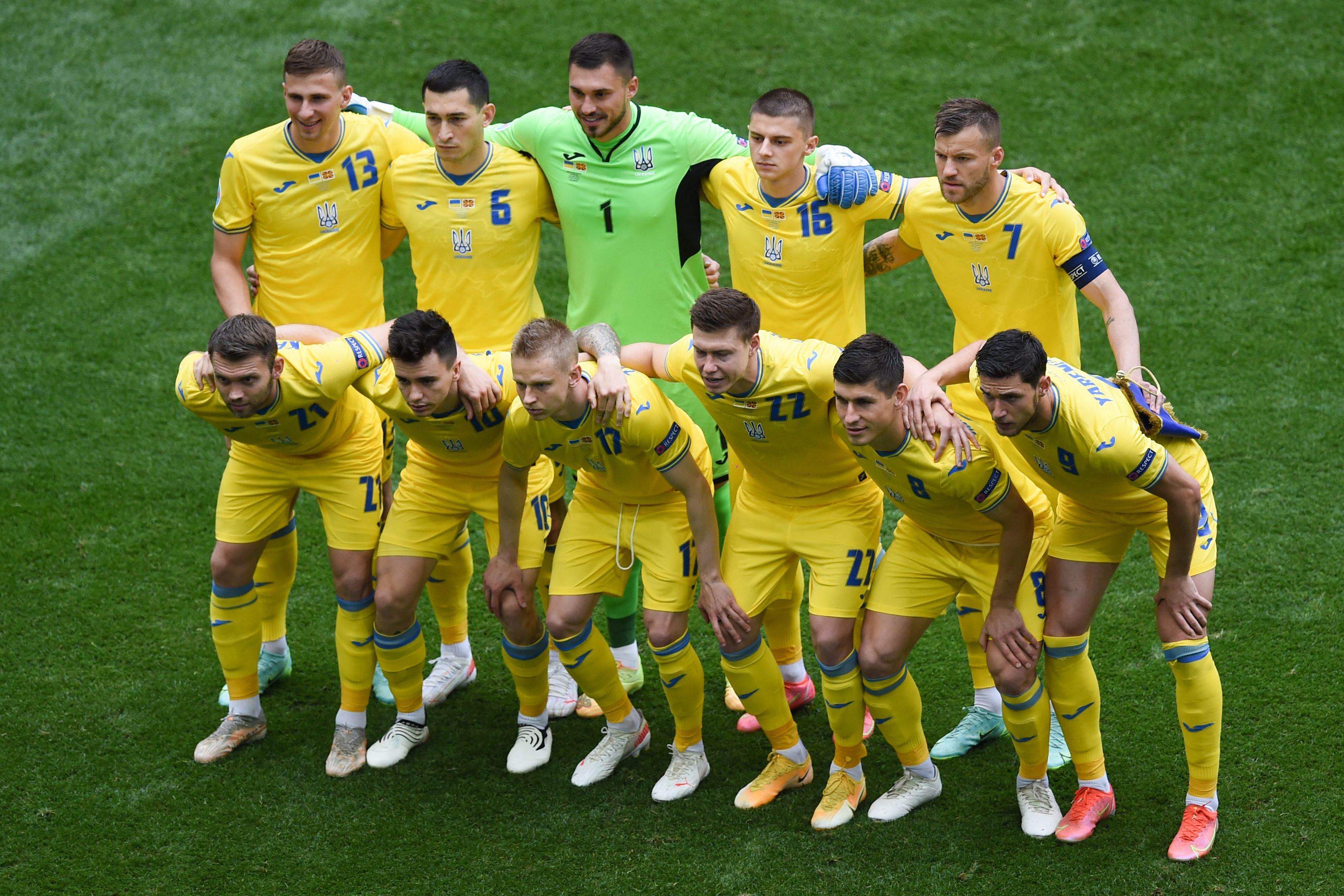 Skuad Ukraina berpose dan siap memenangi laga melawan timnas Austria di laga Grup C ketiga yang krusial.  