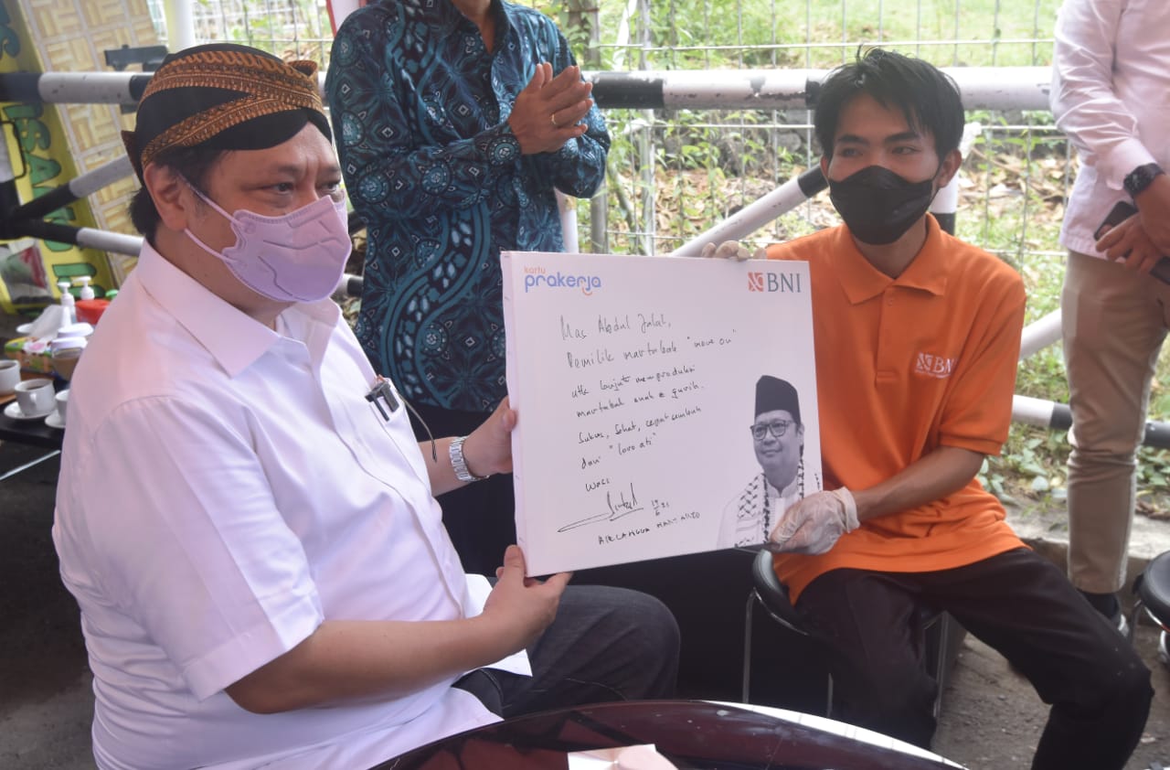 Menko Perekonomian Airlangga Hartarto berdialog dengan Abdul Jalal, alumni Program Kartu Prakerja Gelombang 6. 