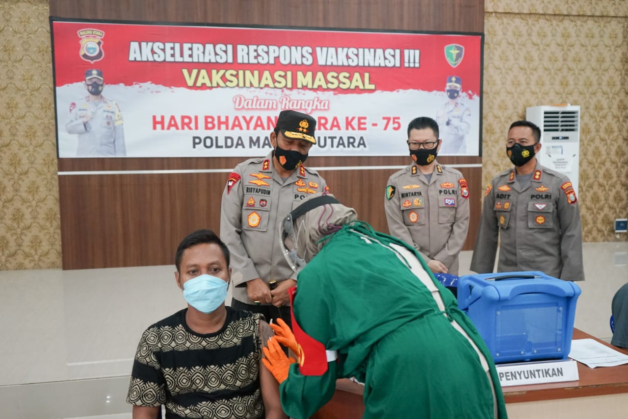 Kapolda Malut Irjen pol Risyapudin Nursin saat memantau langsung vaksinasi