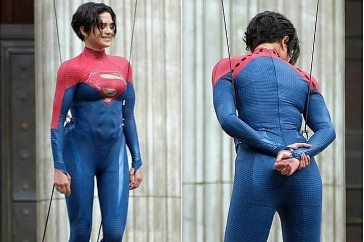 Sasha Calle dengan kostum Supergirl.