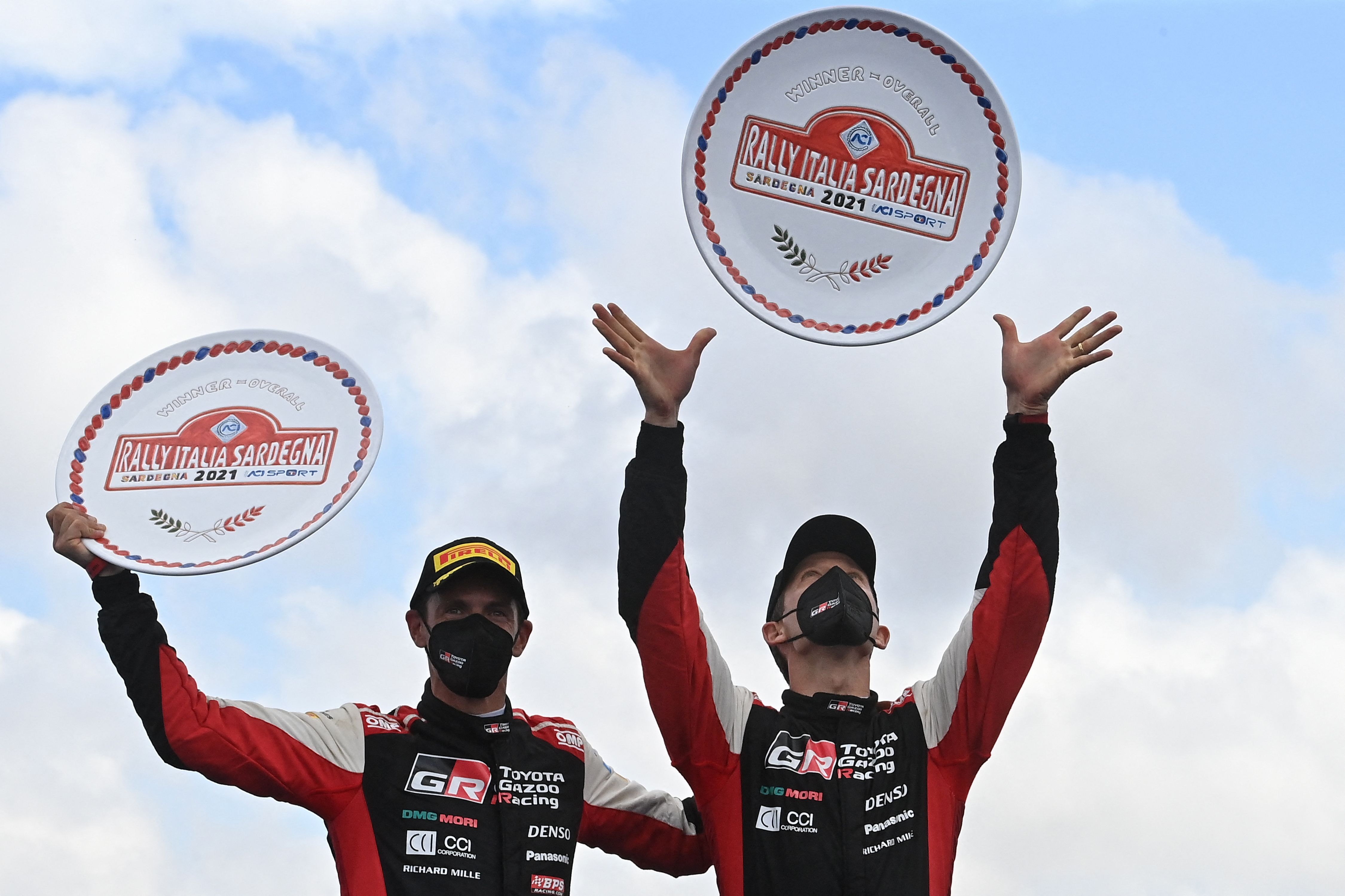 Pembalap Toyota Sebastian Ogier (kanan) dan kopilotnya Julien Ingrassia merayakan kemenangan mereka di GP Italia.