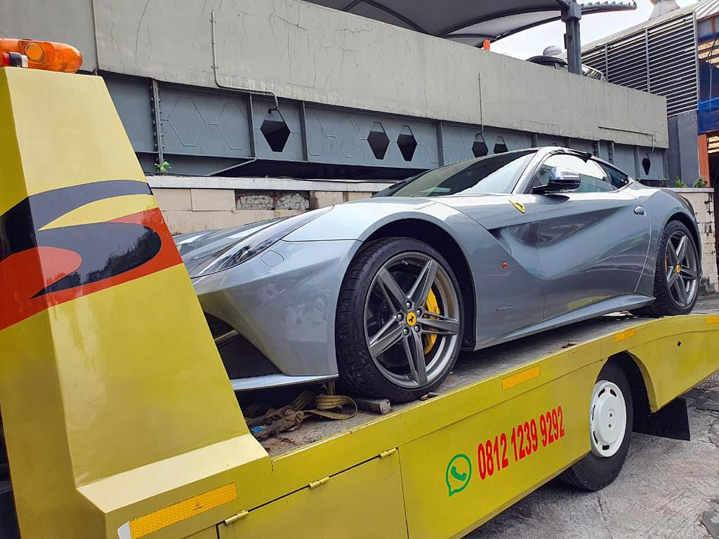 Mobil Ferrari Tipe F12 Berlinetta yang merupakan aset sitaan milik Komisaris Utama PT Trada Alam Minera Heru Hidayat 
