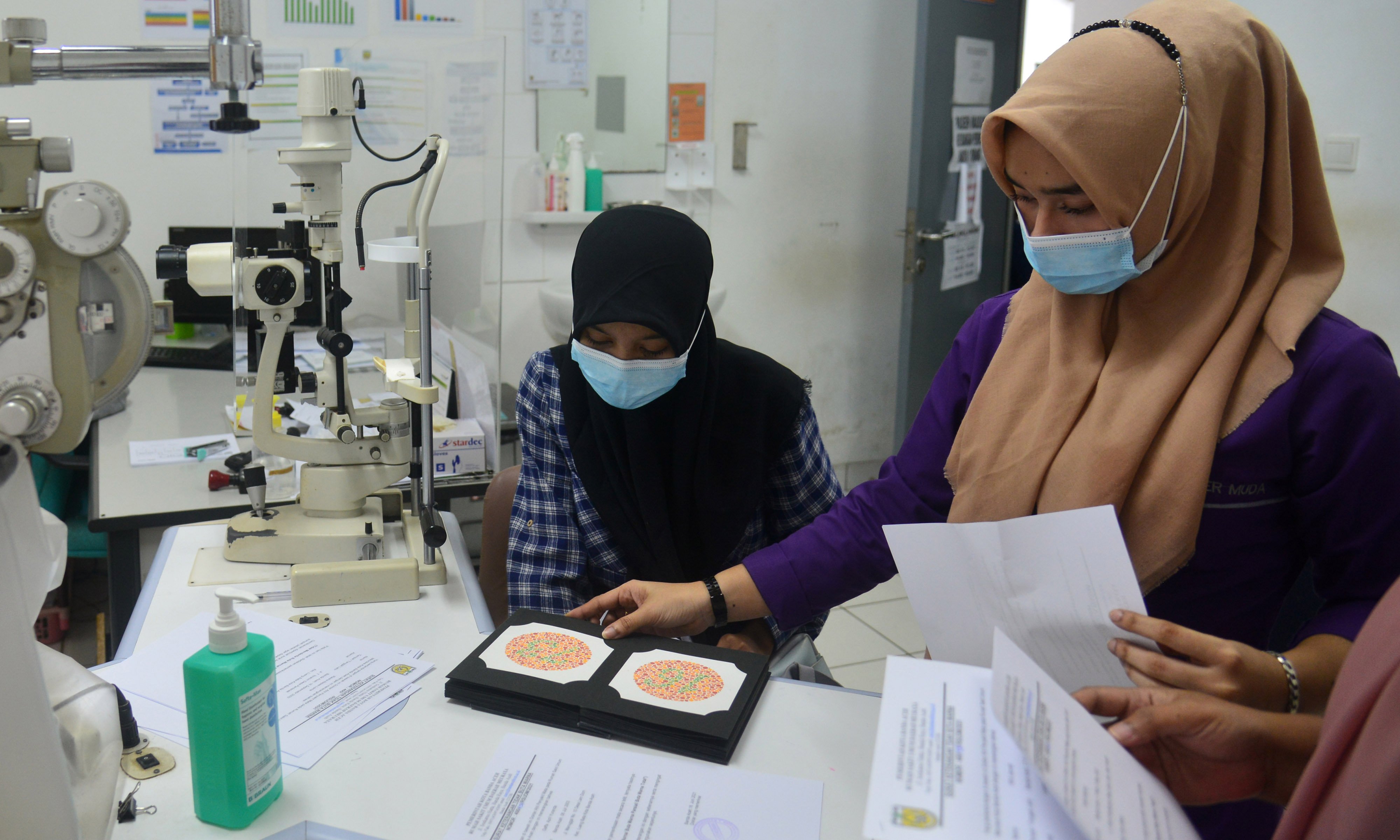 Petugas kesehatan melakukan tes buta warna terhadap calon mahasiswa baru di RSUD Meuraxa, Banda Aceh, Aceh, Rabu (16/6/2021)