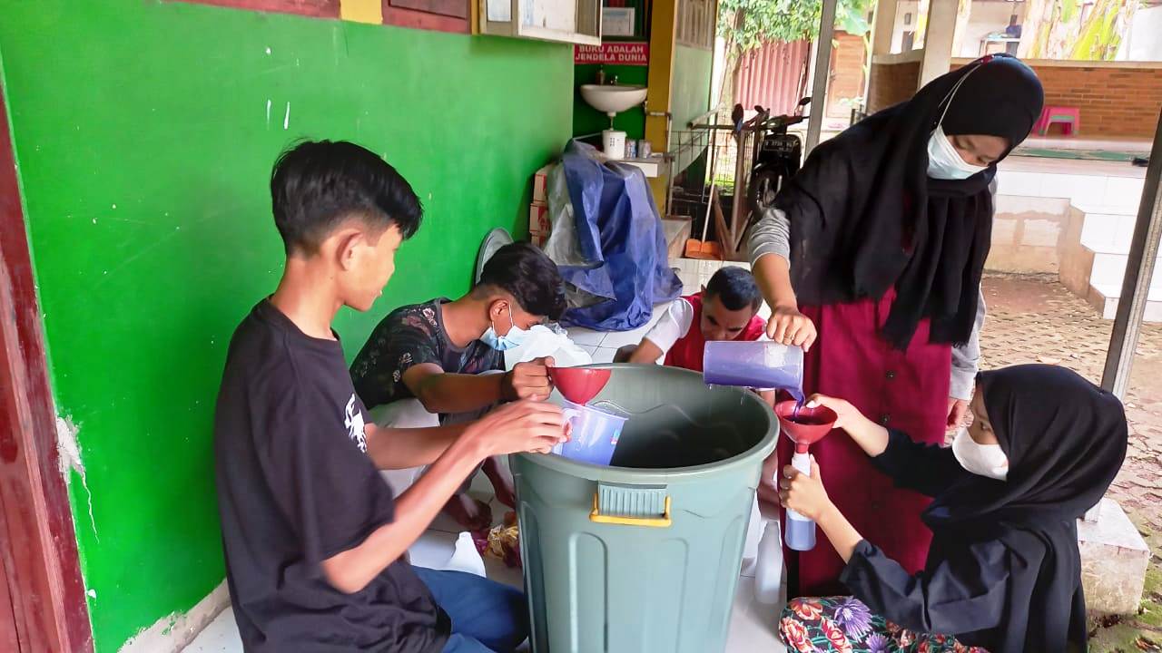 Mustahik Binaan BAZNAS di Bantargebang Memproduksi Deterjen Cair