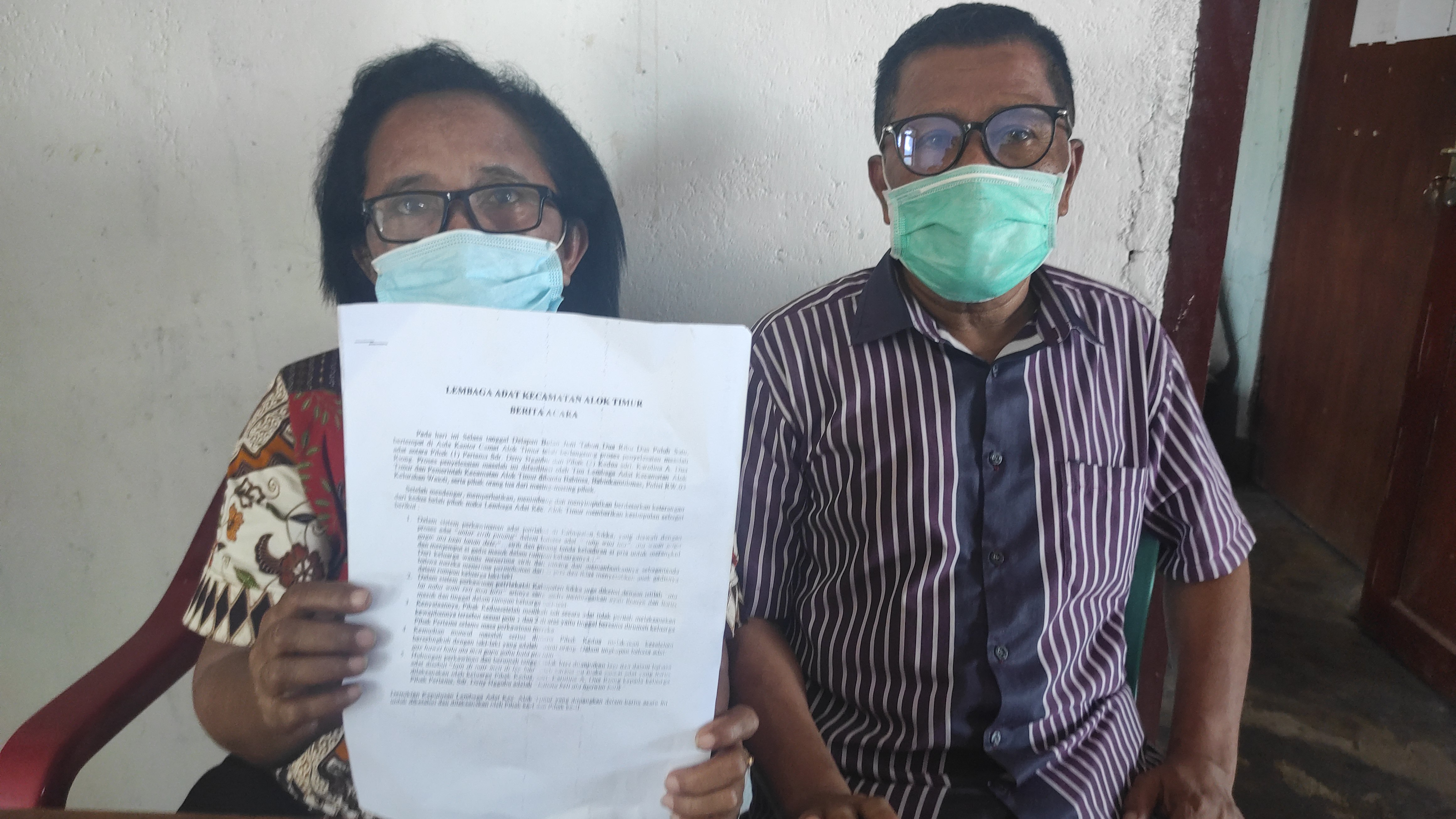 Dikhianati istri, keluarga lelaki menuntut dikembalikan mas kawin adat/belis.