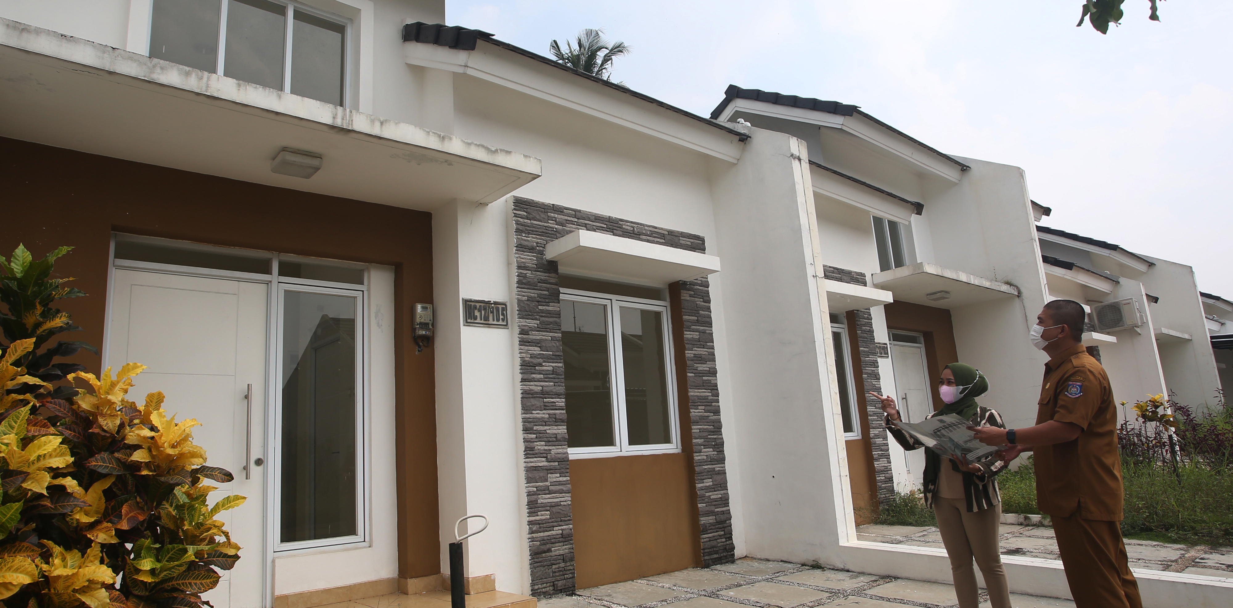 Pegawai aparatur sipil negara (ASN) melihat rumah siap huni yang dipasarkan sebuah pengembang perumahan di Tangerang.