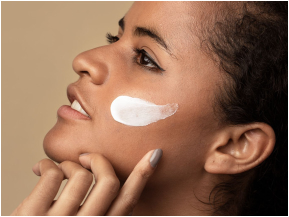 Seorang model memperagakan perawatan kulit