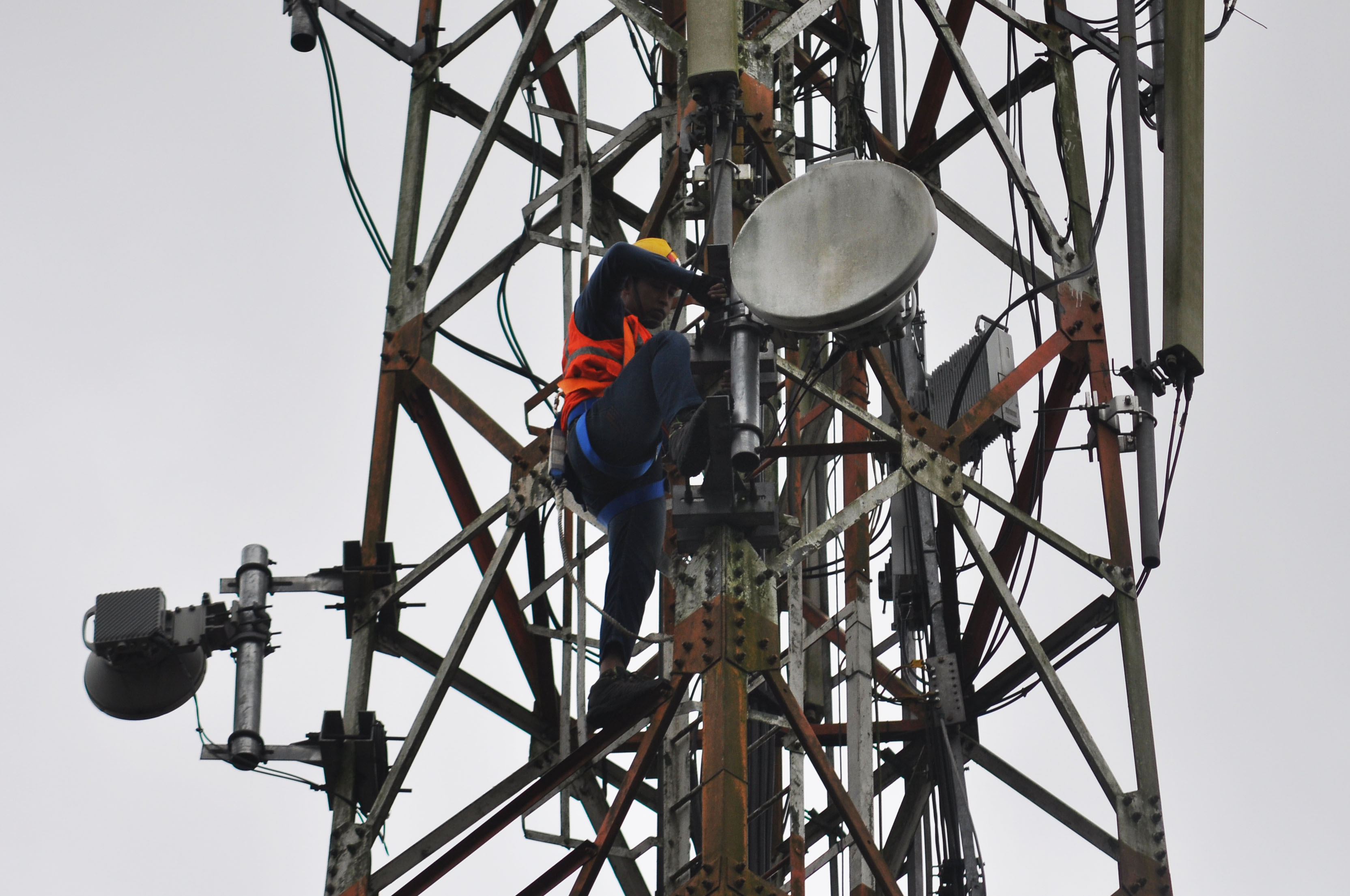 Pekerja membersihan menara telekomunikasi. 