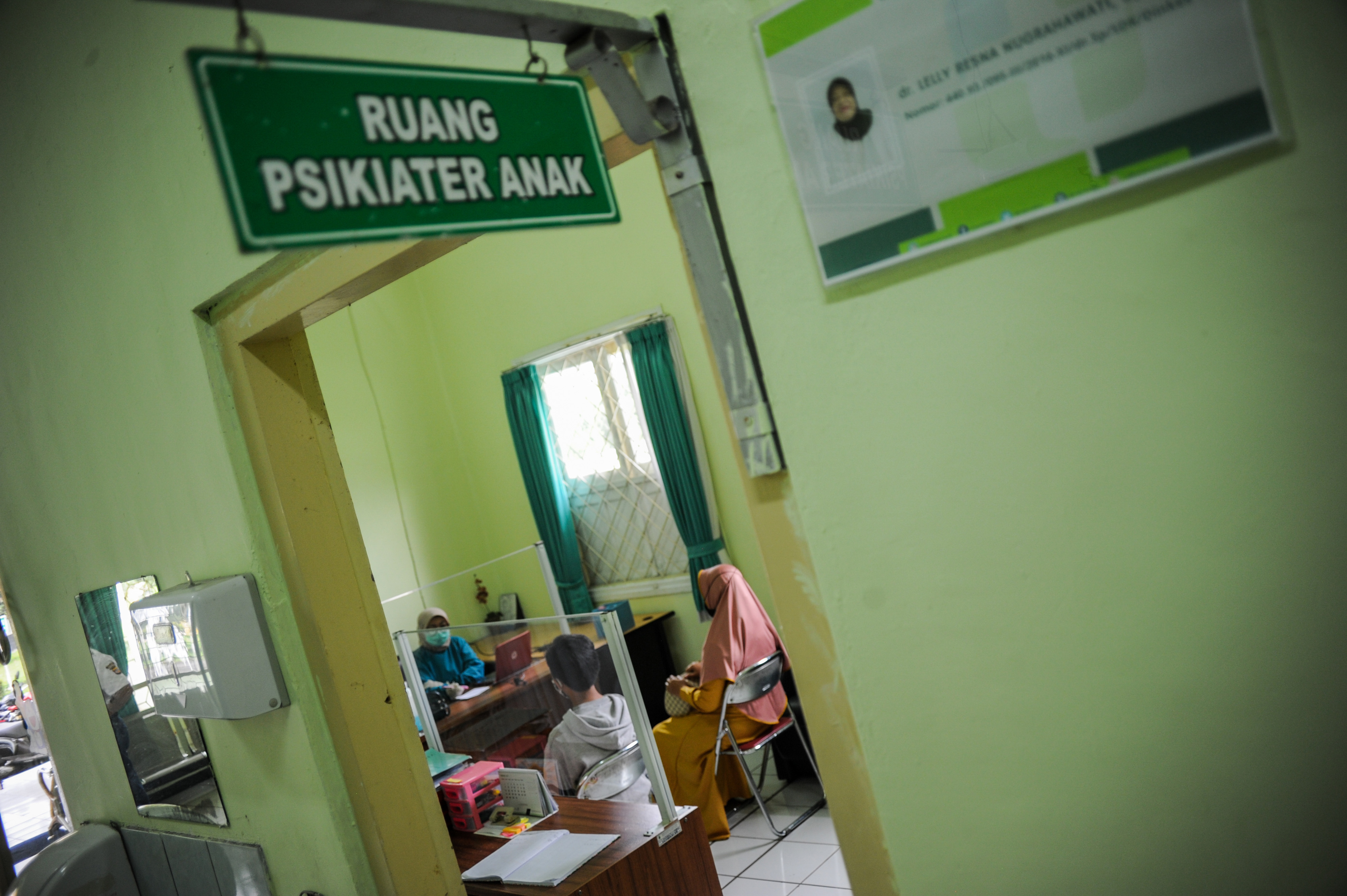 Psikiater memeriksa seorang anak yang kecanduan gawai di RSJ Provinsi Jawa Barat di Cisarua, Kabupaten Bandung Barat, Kamis (18/3/2021)
