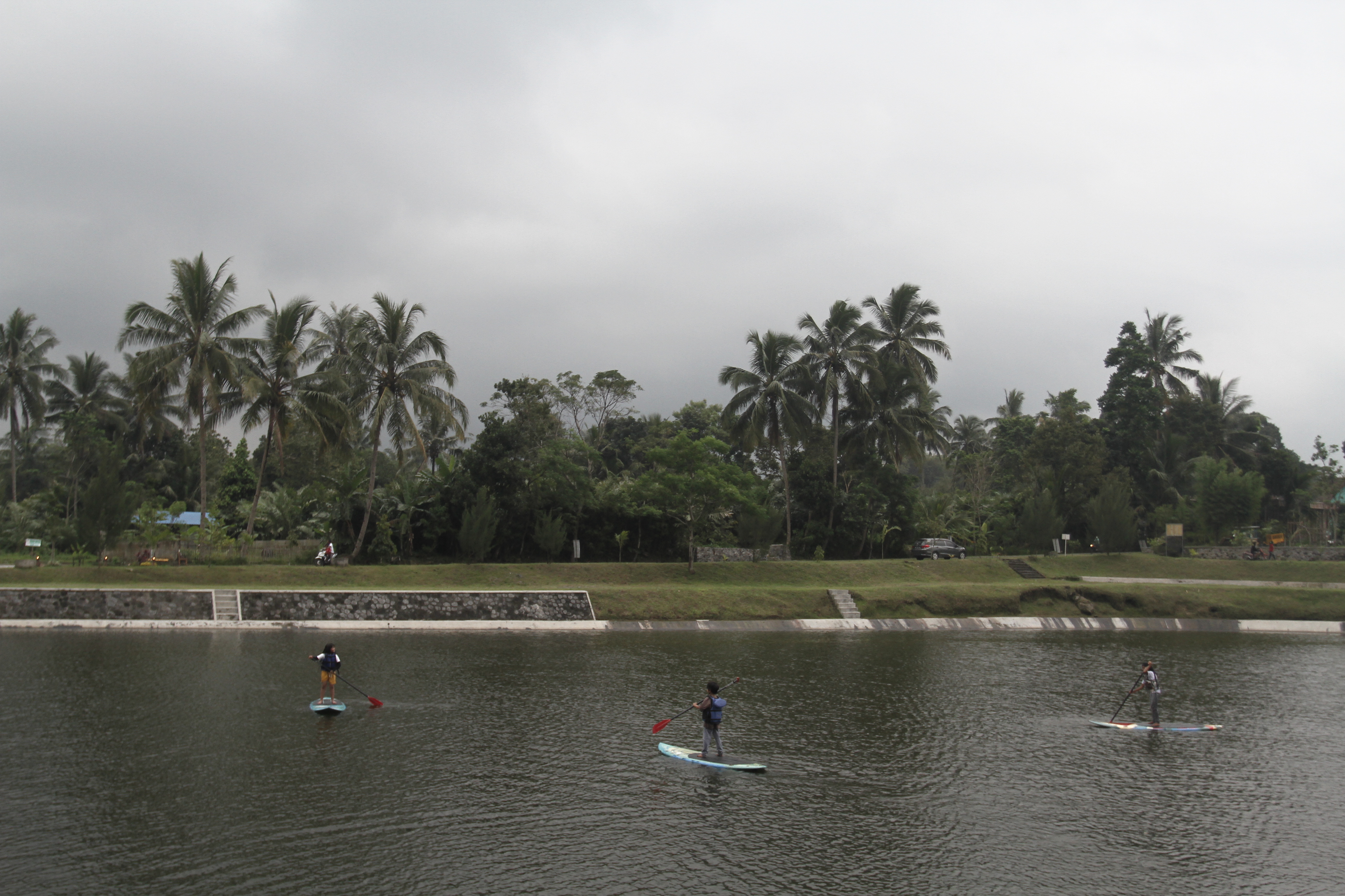 Ilustrasi embung yang dimanfaatkan sebagai kawasan wisata.