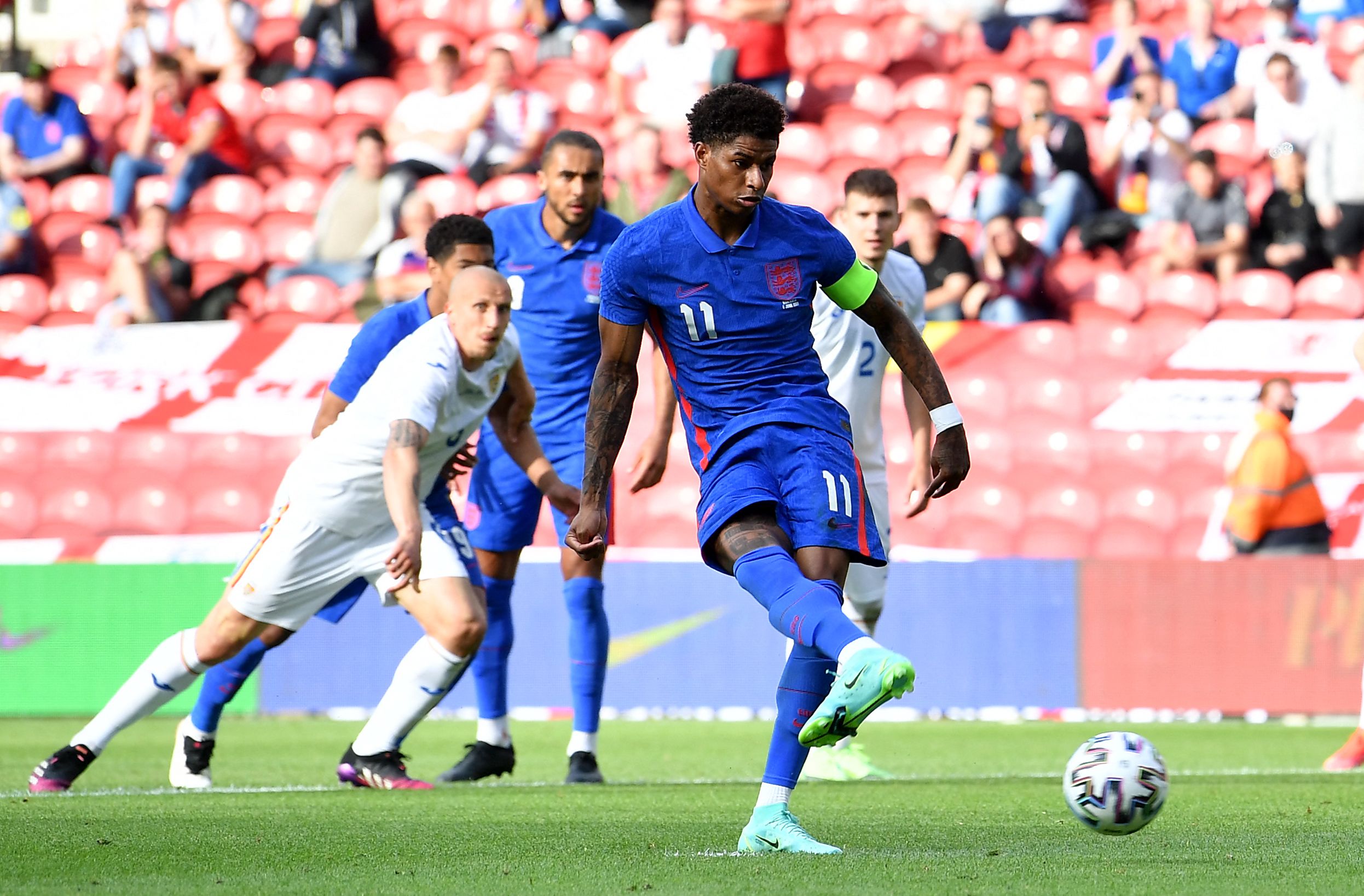 Penyerang Inggris Marcus Rashford melepaskan tendangan penalti dalam laga persahabatan melawan Rumania menjelang Piala Eropa.