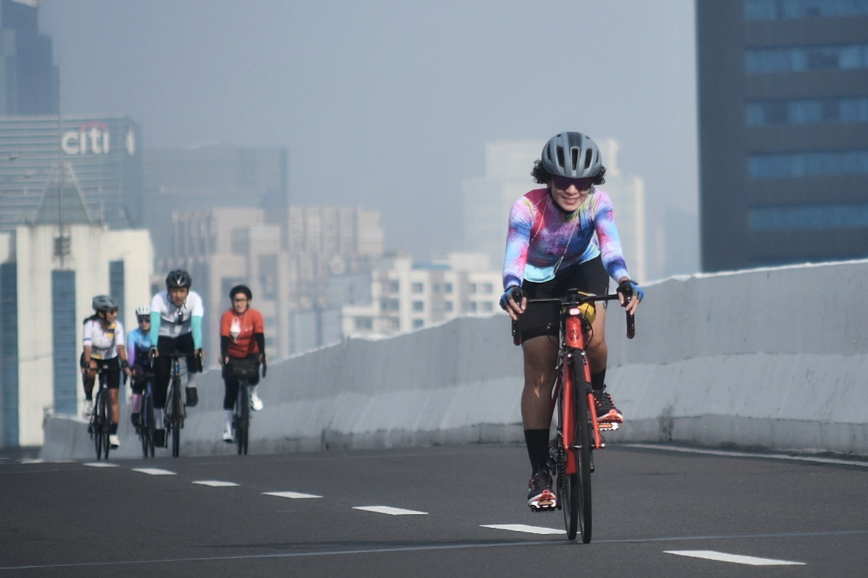 Pesepeda road bike saat melintas di JLNT Kampung Melayu-Tanah Abang, Jakarta.