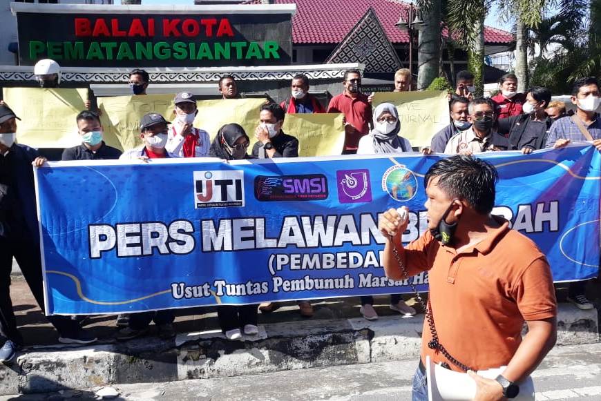 Ratusan wartawan demo di Depan Balai Kota Pematangsiantar mendesak polisi ungkap pembunuh wartawan Marsal Harahap.