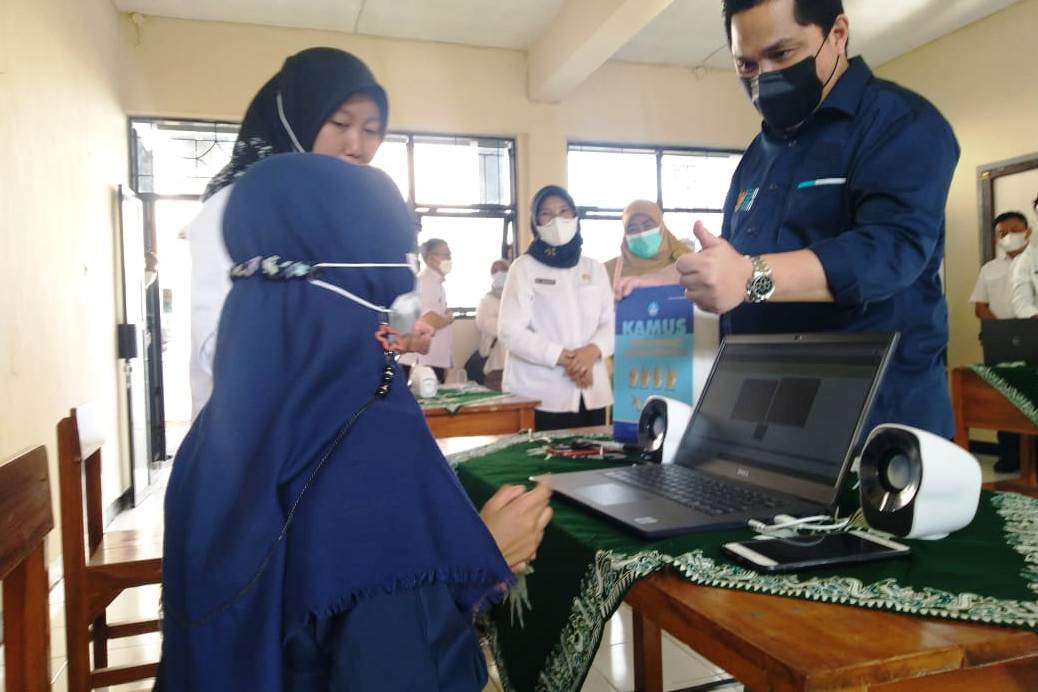 Menteri BUMN Erick Thohir puji seorang difabel sedang menggunakan peralatan digital.