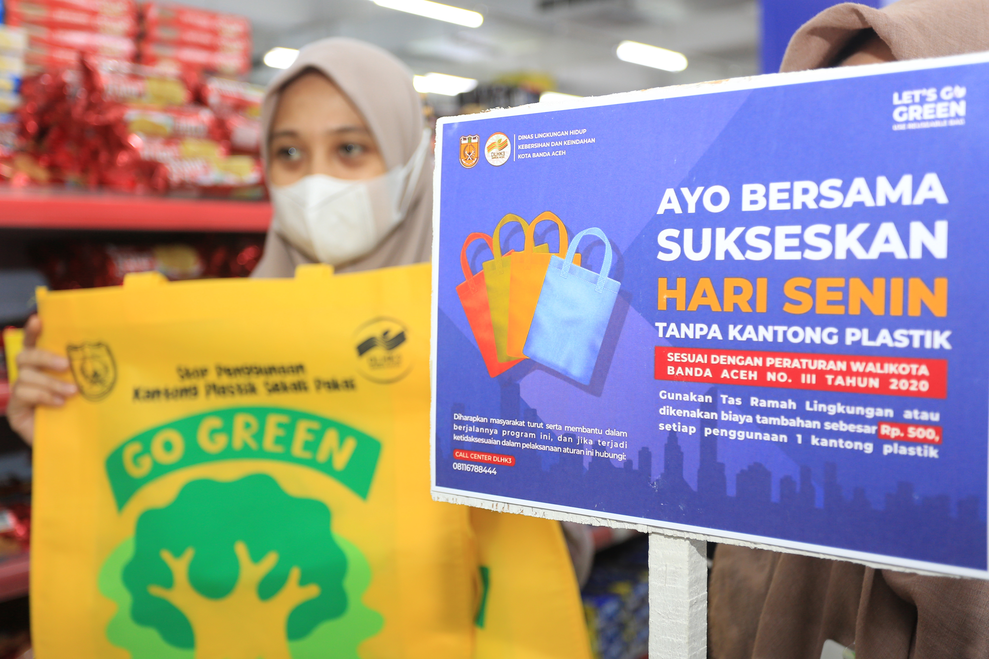 PEMBATASAN KANTONG PLASTIK: Petugas menunjukkan tas ramah lingkungan saat sosialisasi dan edukasi pembatasan penggunaan kantong plastik