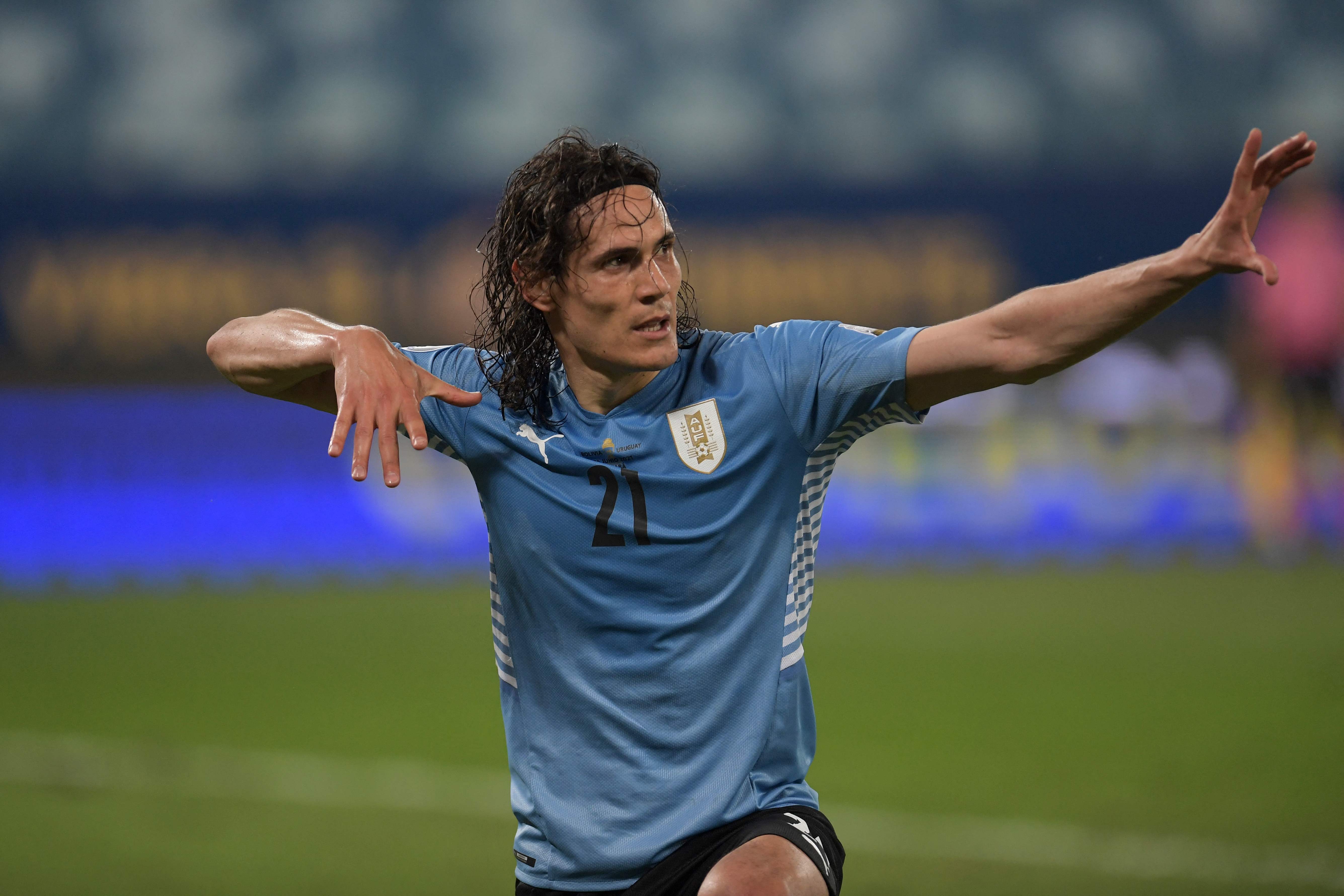 Penyerang Uruguay Edinson Cavani melakukan selebrasi usai mencetak gol ke gawang Bolivia di laga Copa America.