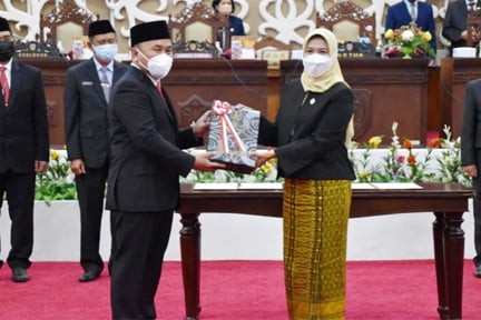 Gubernur Kalteng Sugianto (kiri).