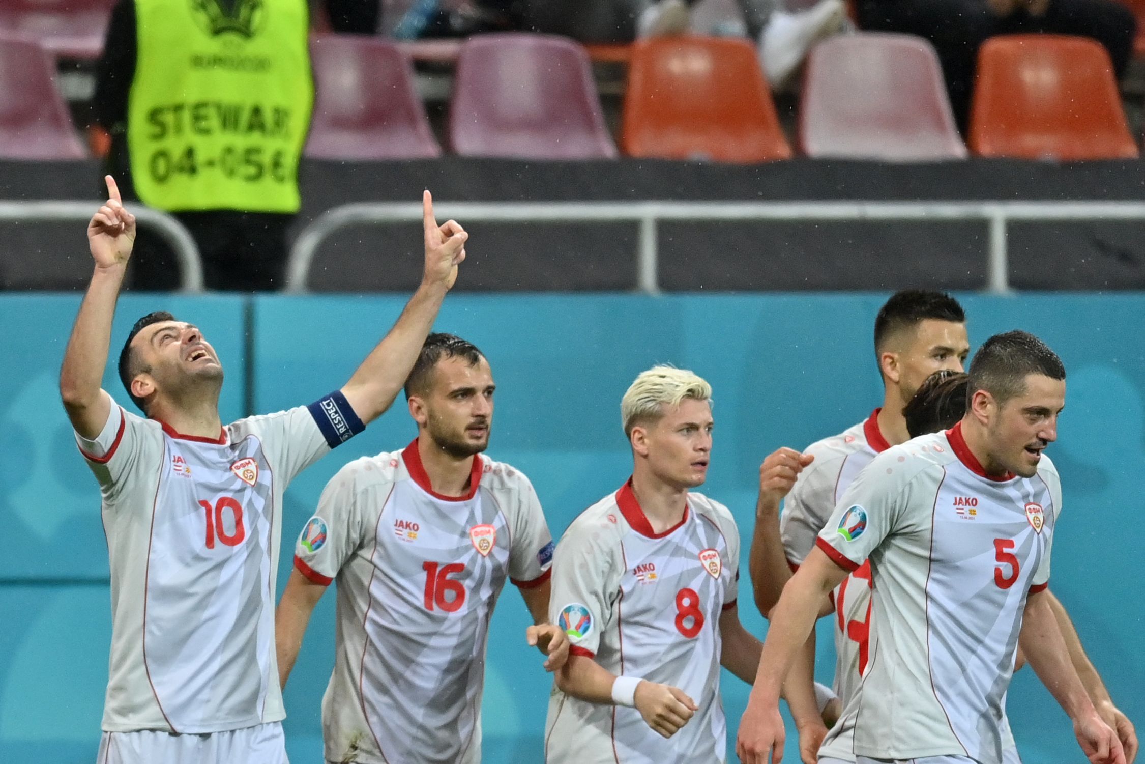 Para pemain Makedonia Utara melakukan selebrasi usai mencetak gol ke gawang Austria di laga Piala Eropa, 13 Juni lalu.