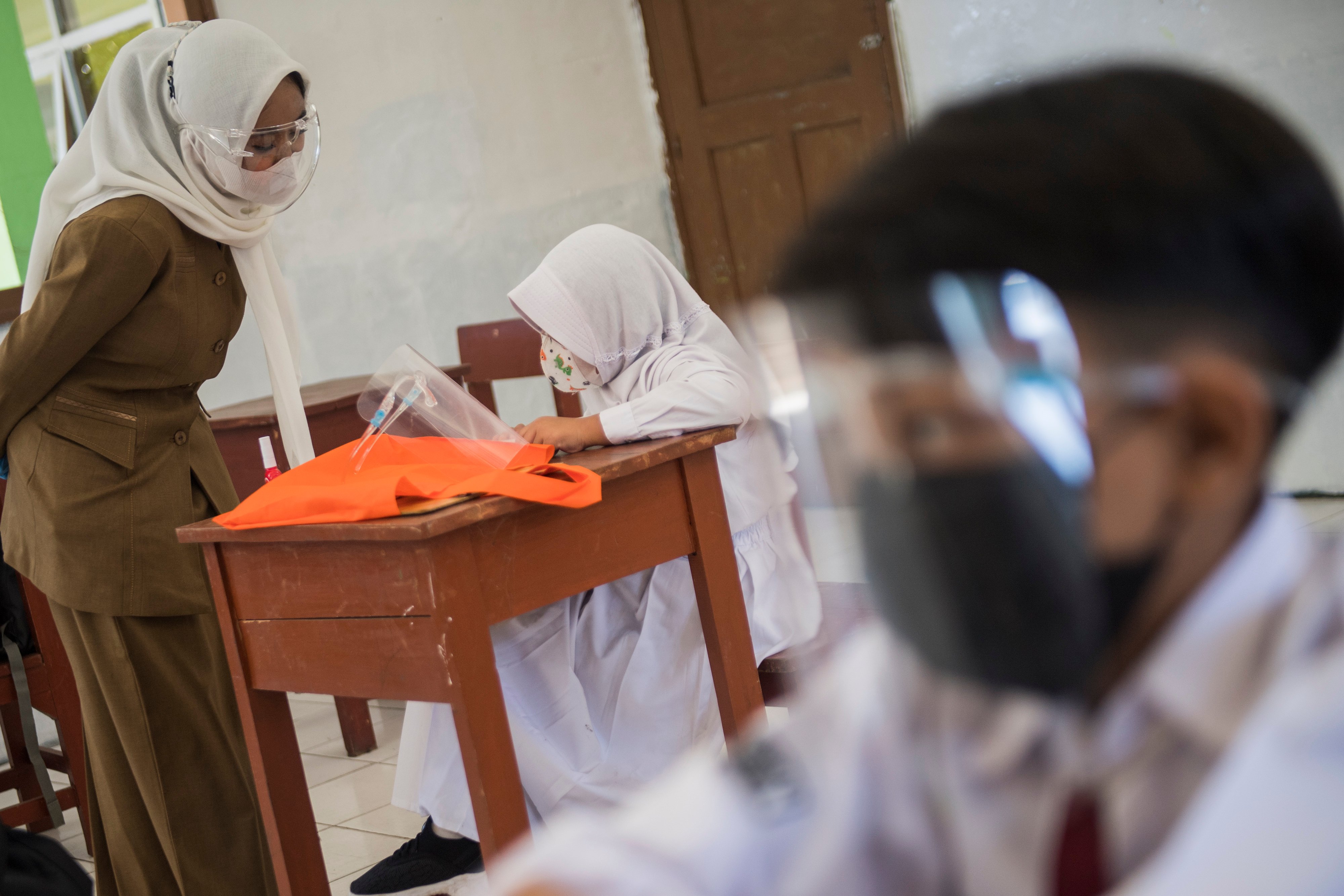 Siswa menjalani simulasi sekolah tatap muka di Bandung, Jawa barat