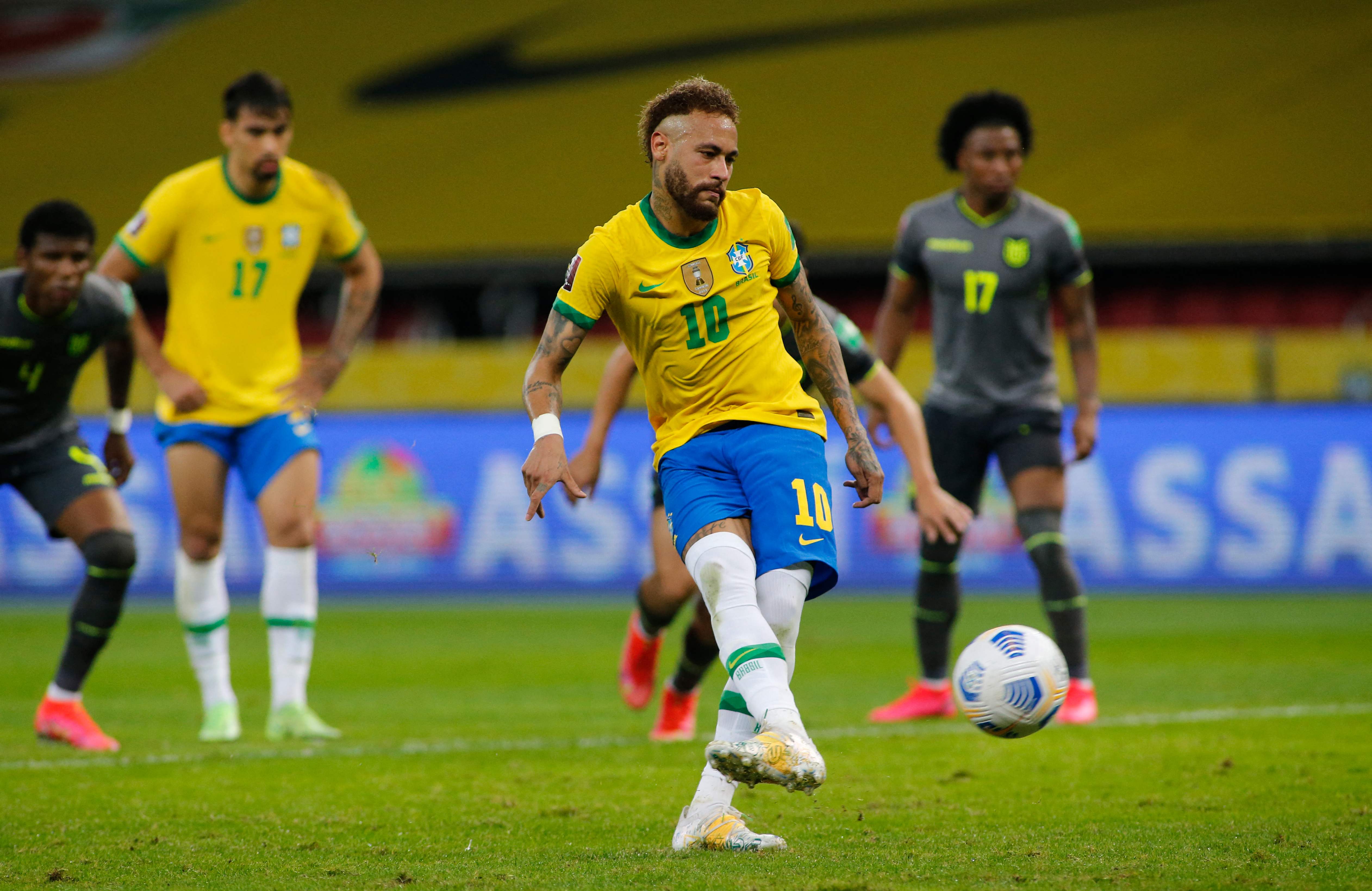 Pemain Brasil Neymar melakukan tendangan pinalti dan sukses menambah gol bagi Brasil saat melawan timnas Ekuador. 