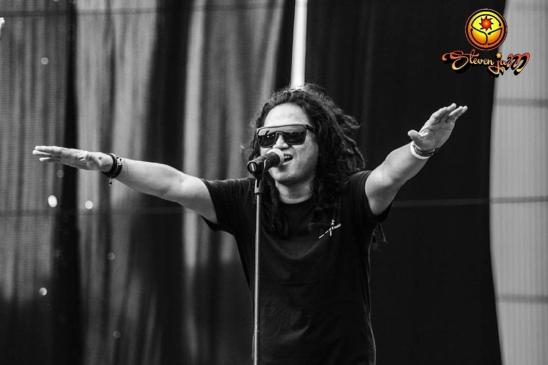 Lika-Liku Karir Mendiang Vokalis Steven & Coconuttreez 