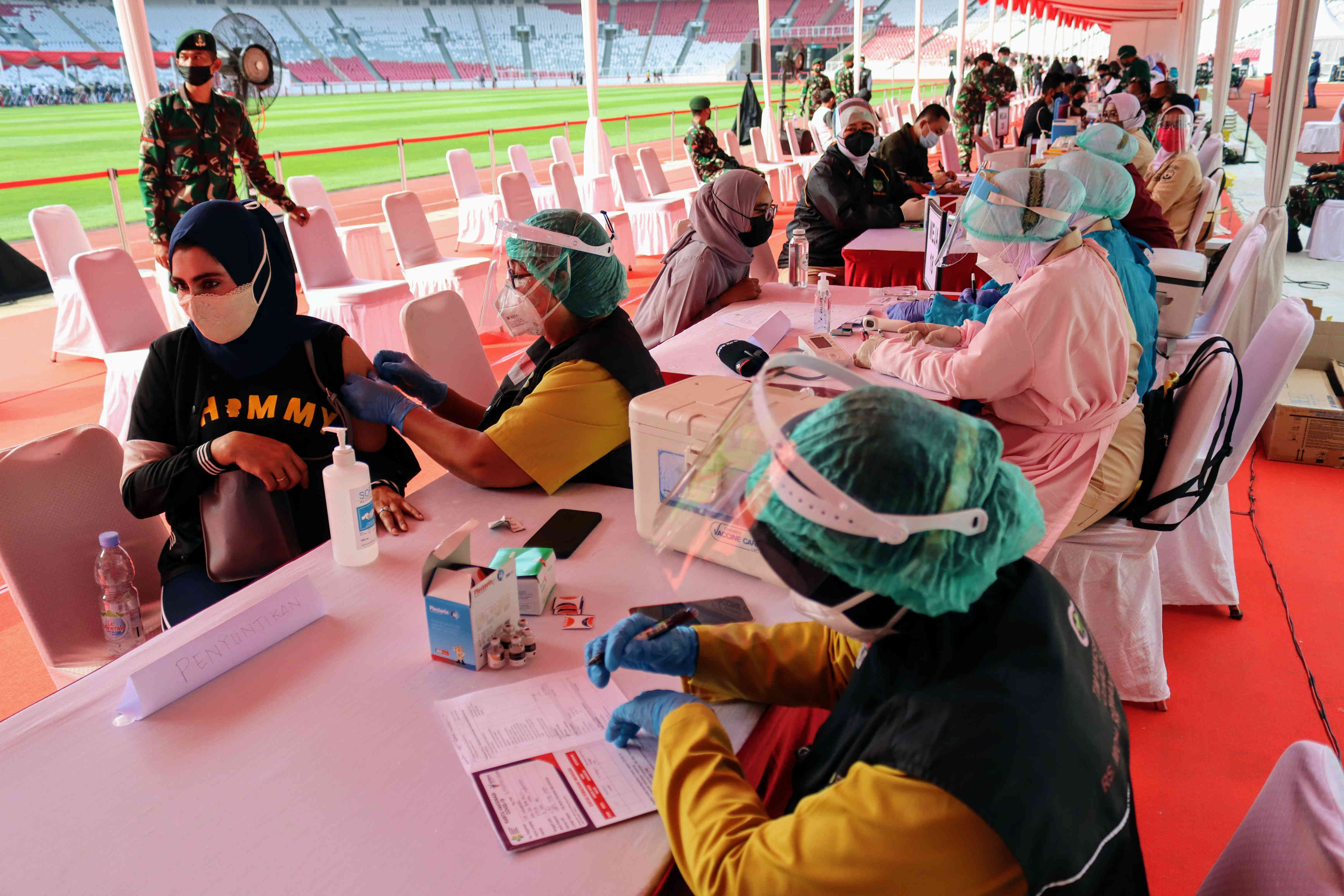 Ilustrasi--Warga mendatangi Stadion Gelora Bung Karno (GBK), Jakarta, Sabtu (26/6), untuk mendapatkan vaksin covid-19.