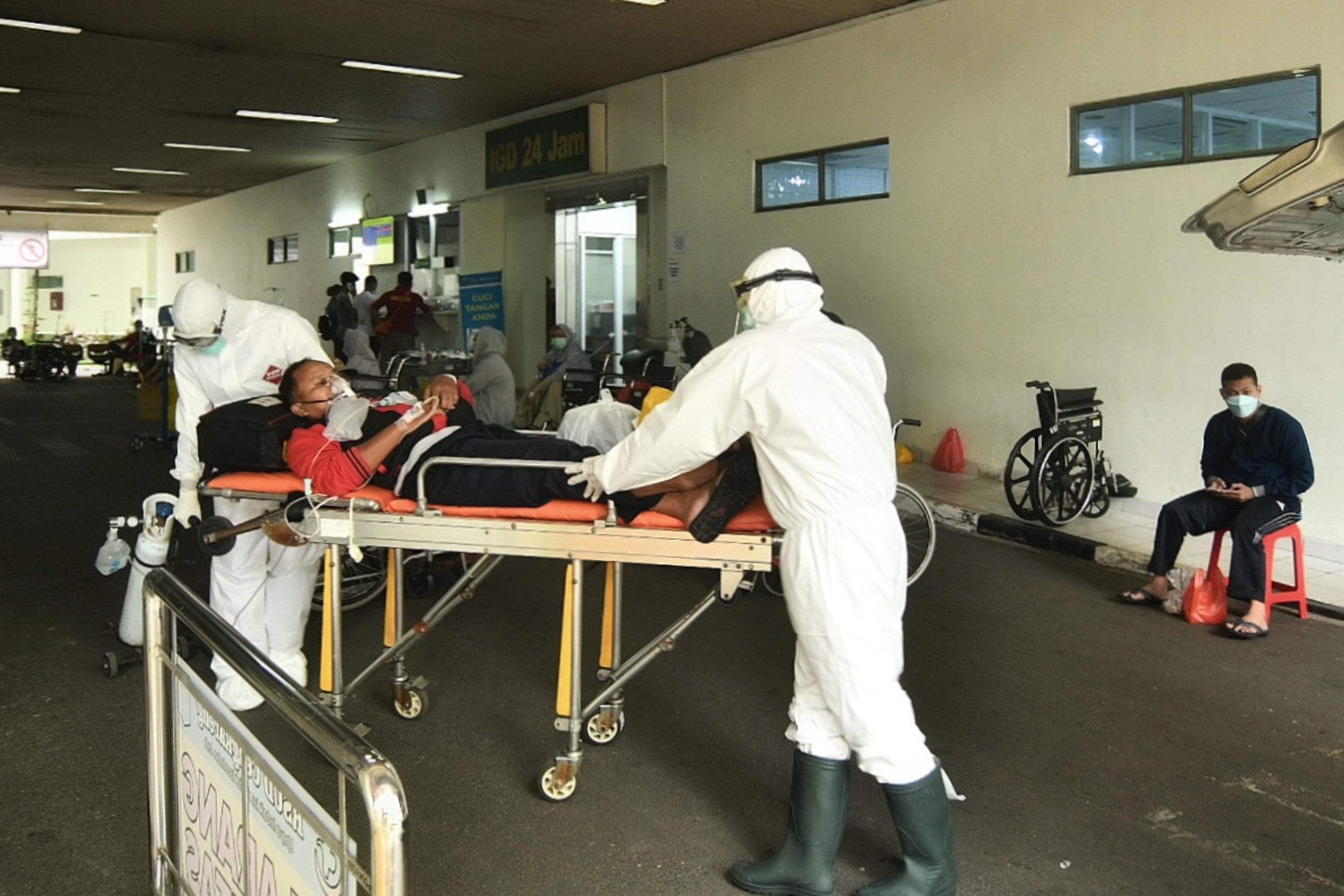 Petugas memindahkan pasien covid-19 ke RSUD Cengkareng, Jakarta.