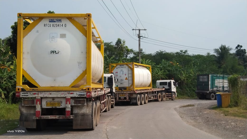 Kendaraan pengangkut B3, termasuk limbah medis.