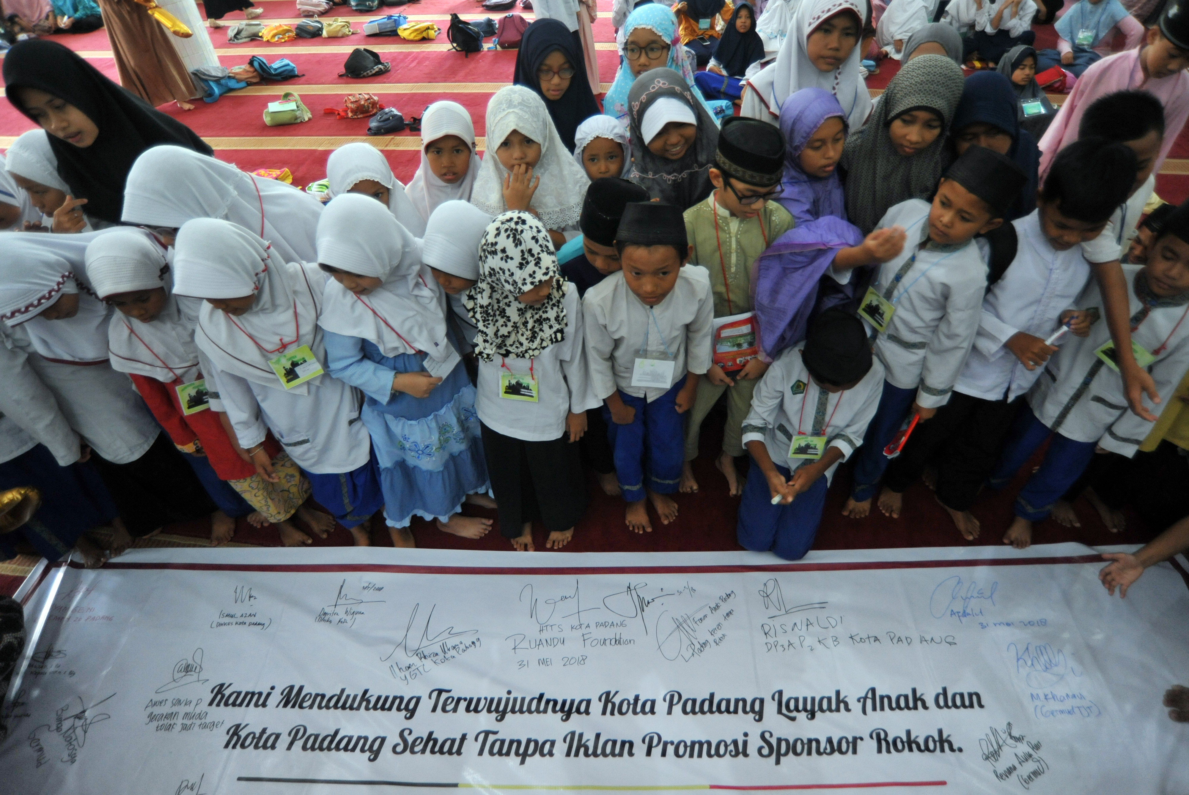 HARI TANPA TEMBAKAU SEDUNIA: Anak-anak bersiap menandatangani komitmen dukungan Kota Padang tanpa iklan rokok, di Padang, Sumatra Barat.