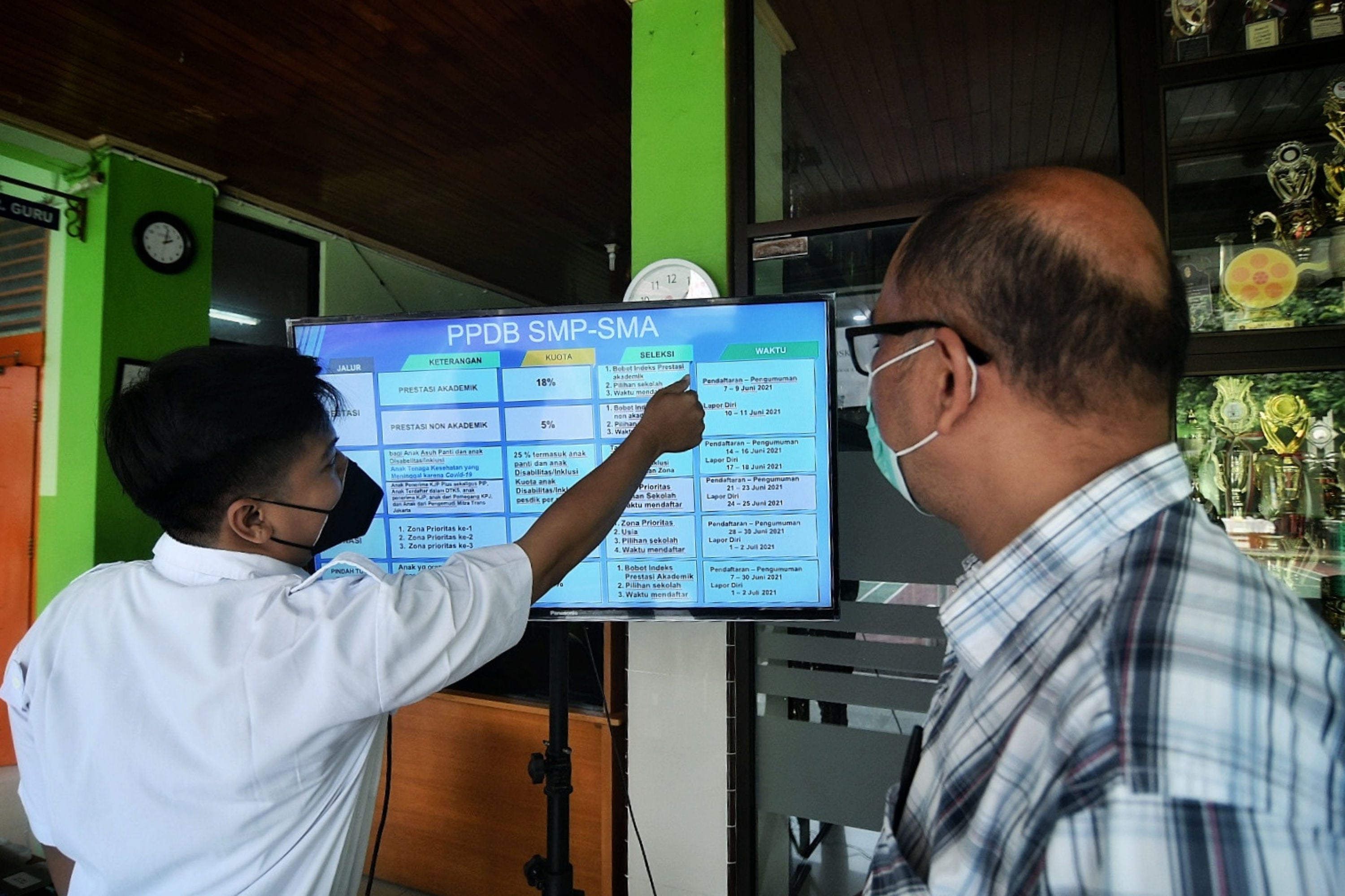 Orang tua siswa mencari informasi mengenai PPDB DKi jakarta