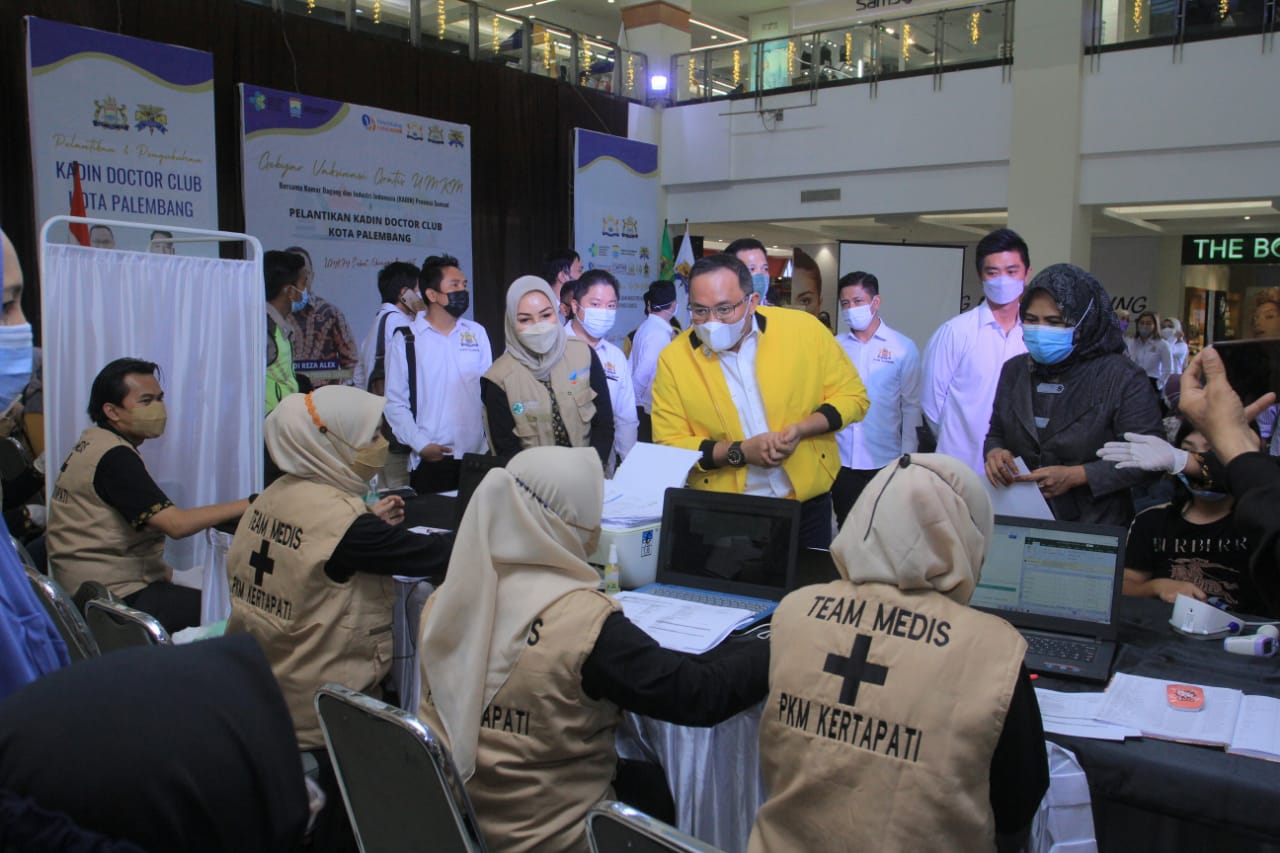 Ketua Kadin Sumsel Dodi Reza Alex meninjau pelaksanaan vaksinasi massal di Palembang Indah Mall bagi pelaku UMKM di sana