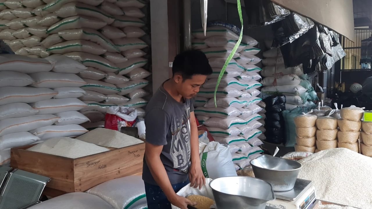 Penjual beras di pasar Induk Cikurubuk, Tasikmalaya. Pemerintah berencana bahan pokok pangan dikenai PPN. 