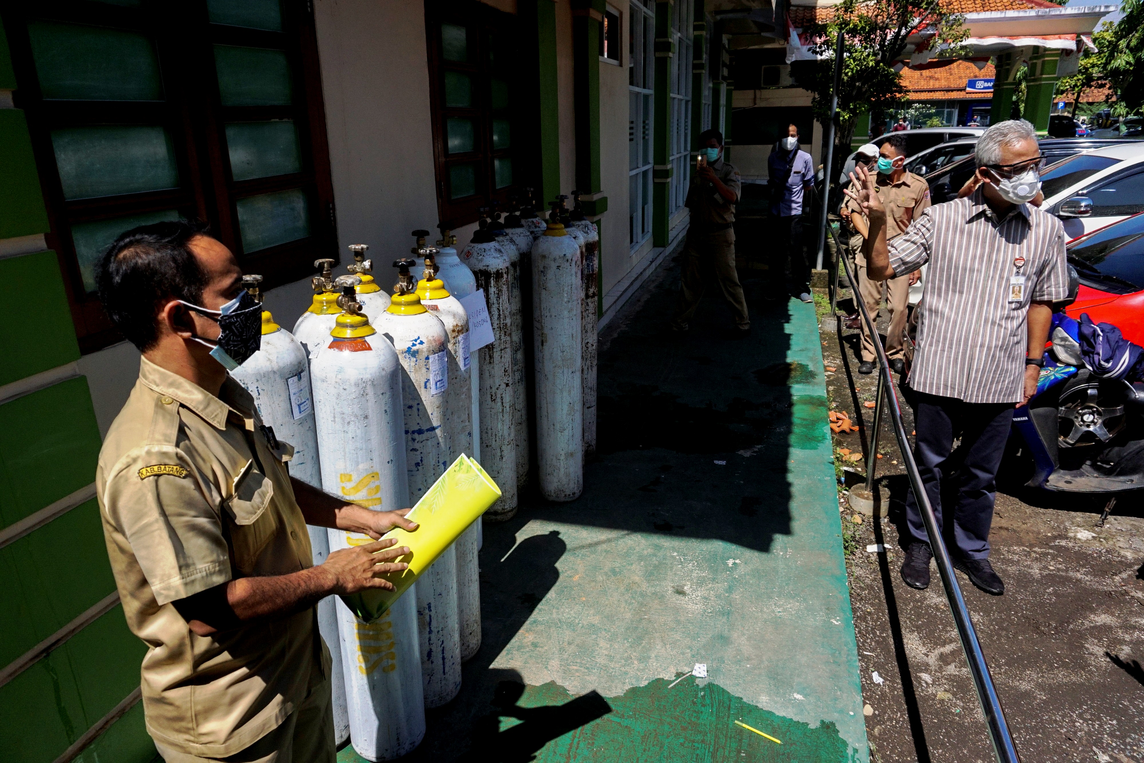 Gubernur Jawa Tengah Ganjar Pranowo (kanan).