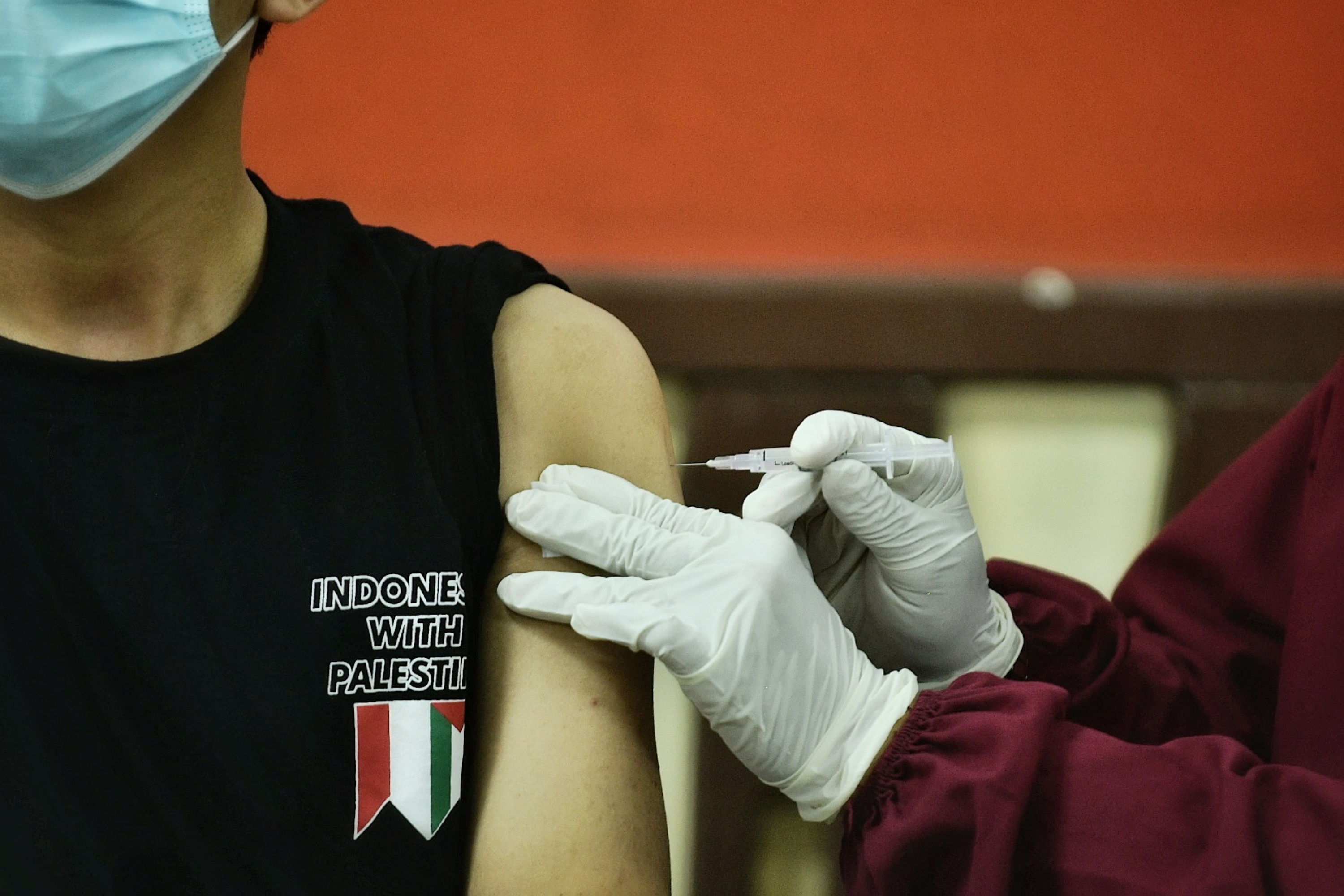 Ilustrasi petugas medis menyuntikkan vaksin covid-19 kepada warga.