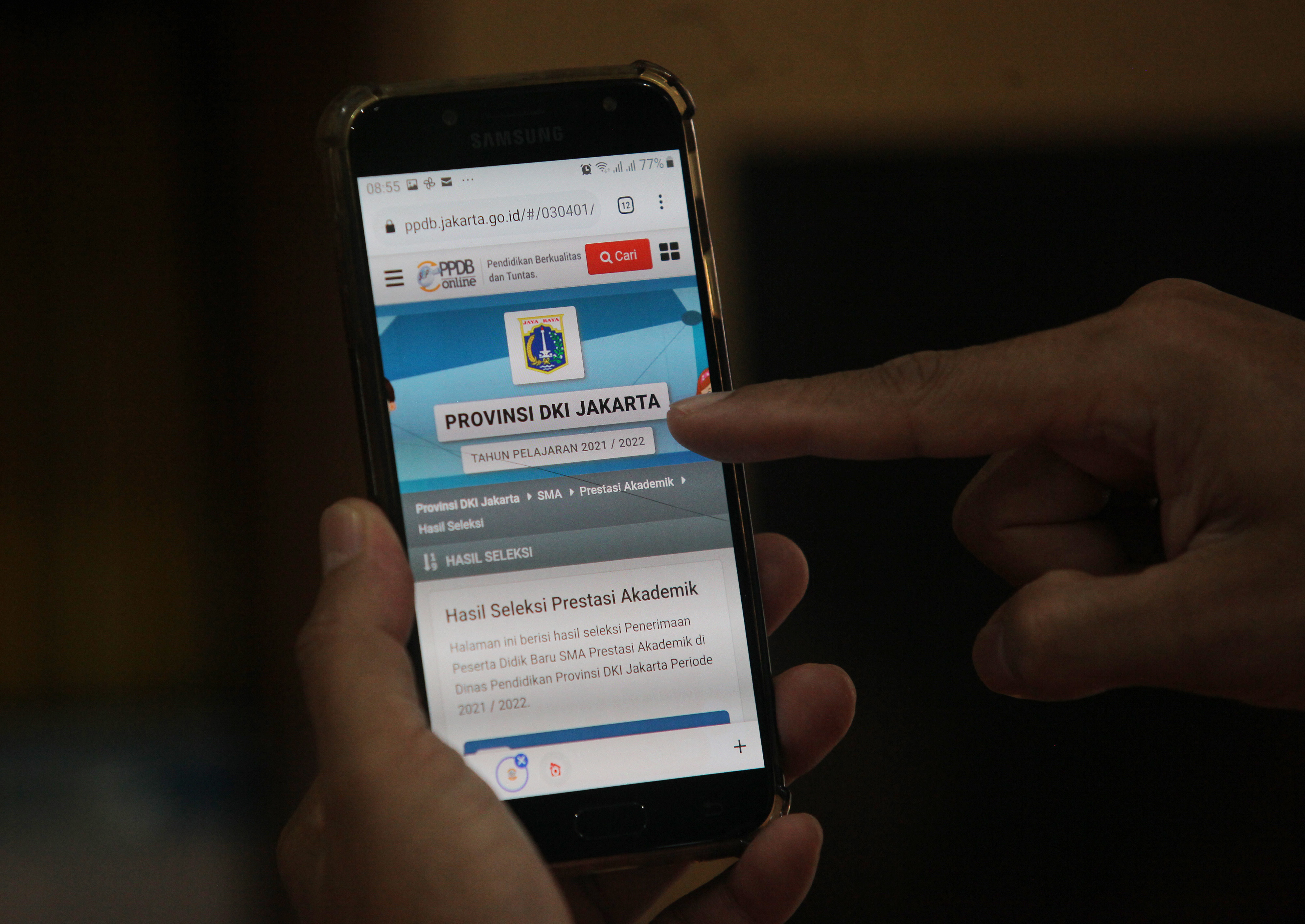 Warga melakukan pendaftaran siswa baru di sits PPDB DKI Jakarta