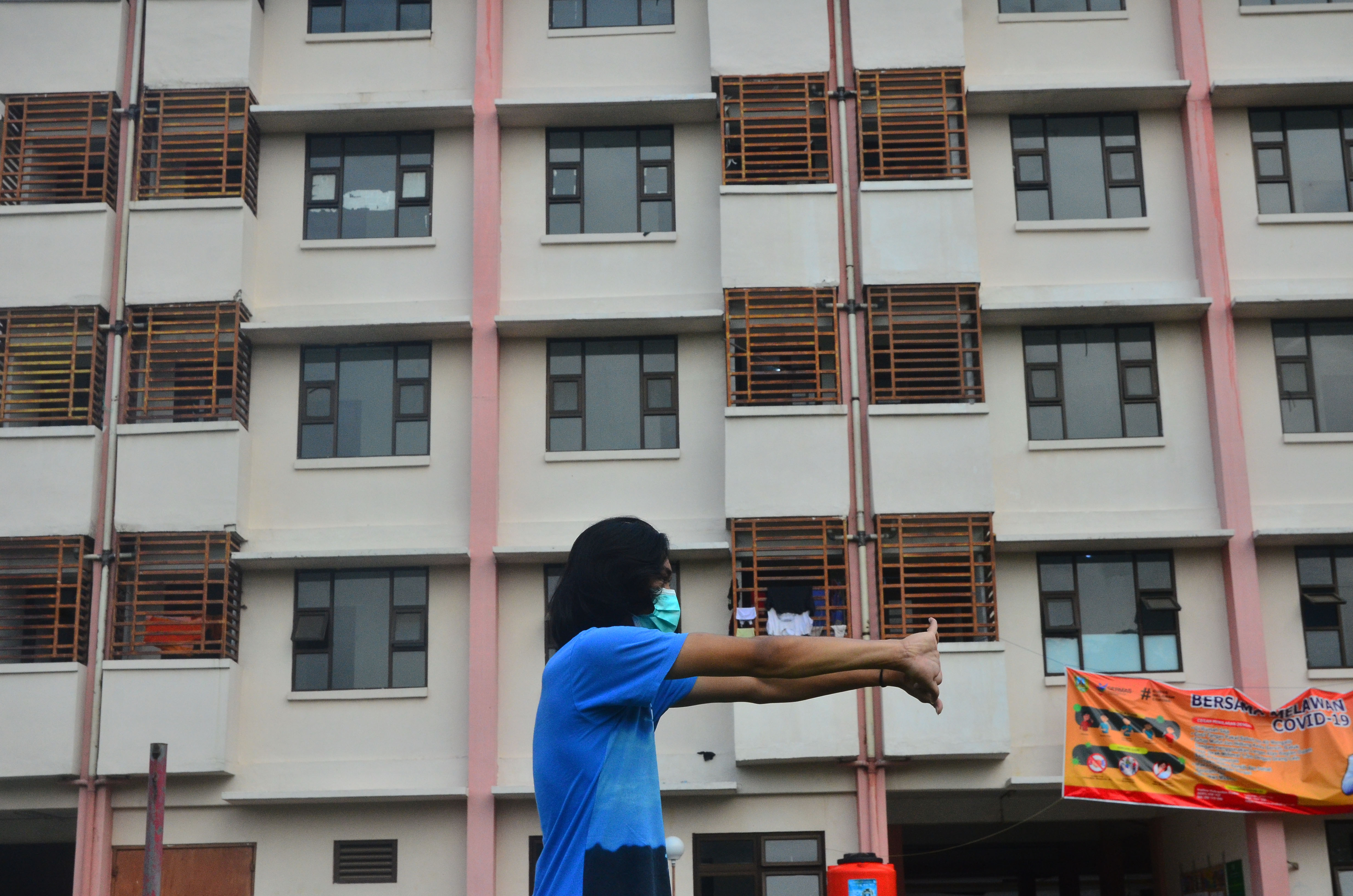 Pasien Covid-19 beraktivitas di RUsunawa Bakalankrpayak, Kudus yang dijadian area isolasi pasien Covid-19