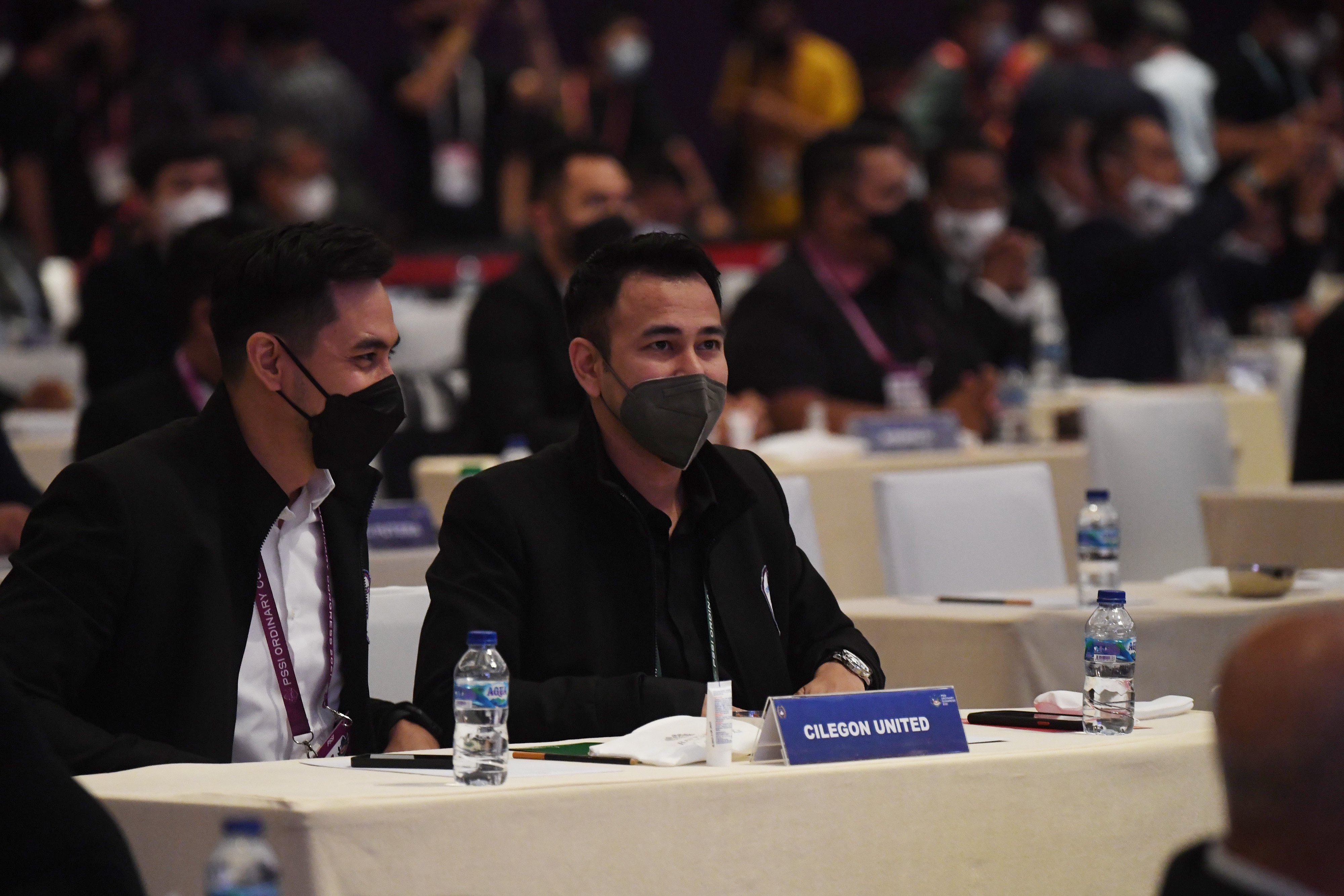 Chairman RANS Cilegon FC Raffi Ahmad (kanan) dan Chief Operating Officer (COO) Darius Sinathrya (kiri) 