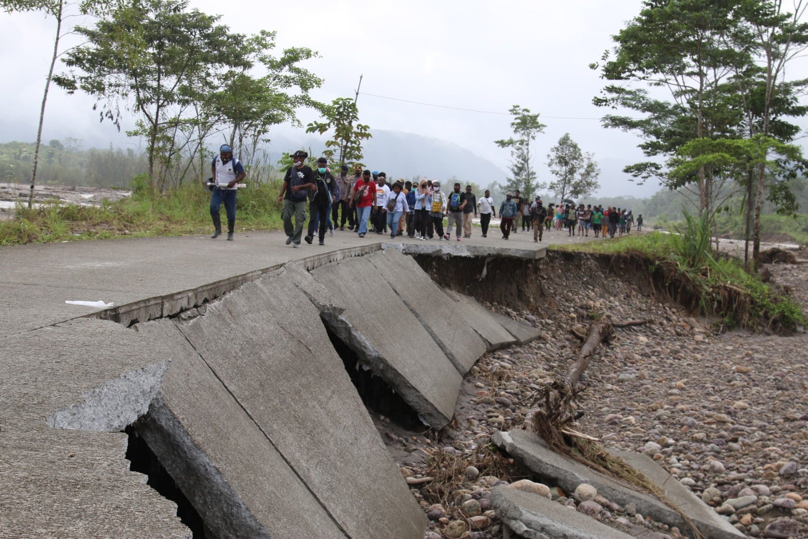 Jalan Trans Papua yang terputus di Distrik Kuala Kencana, Kabupaten Mimika.