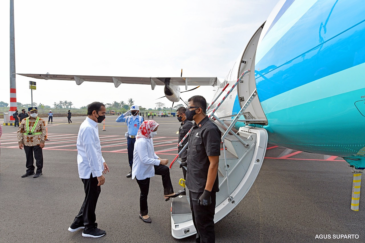 Presiden Jokowi bersama Ibu Negara menaiki pesawat seusai meninjau Bandara Jend. Soedirman di Purbalingga.